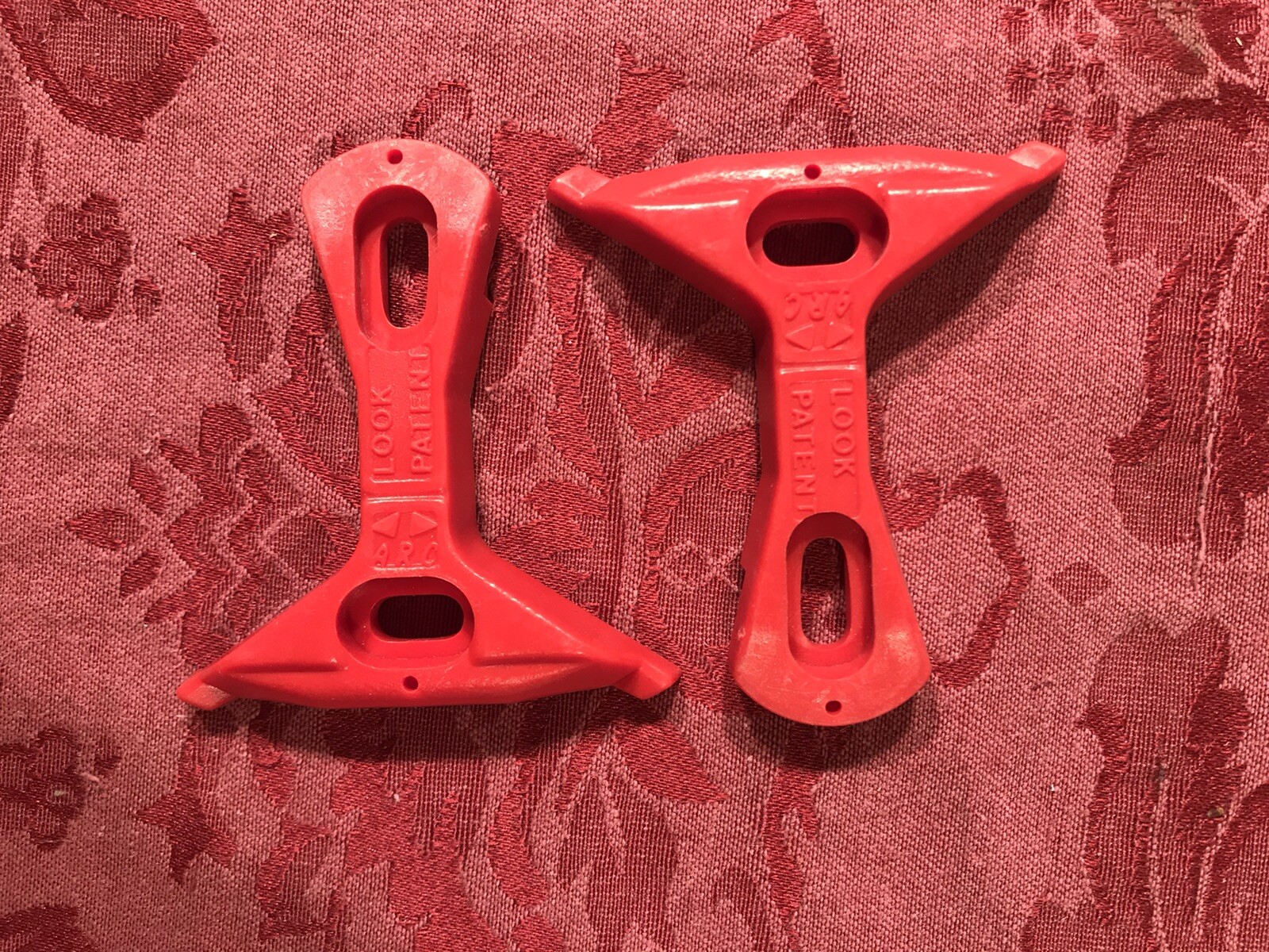 VINTAGE Look Red Arc Classic Delta 2 Hole Cleats NEW DISPLAY No Hardware