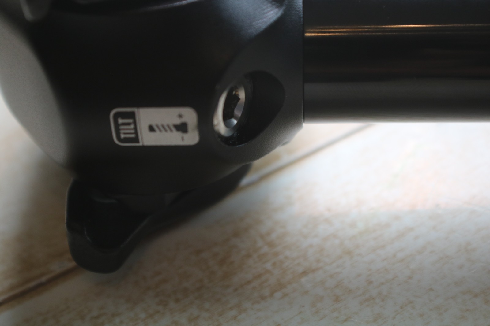 Seekrun S7 – 30.9 – 120mm Wireless Dropper Seatpost -W/Battery -Charger -Remote