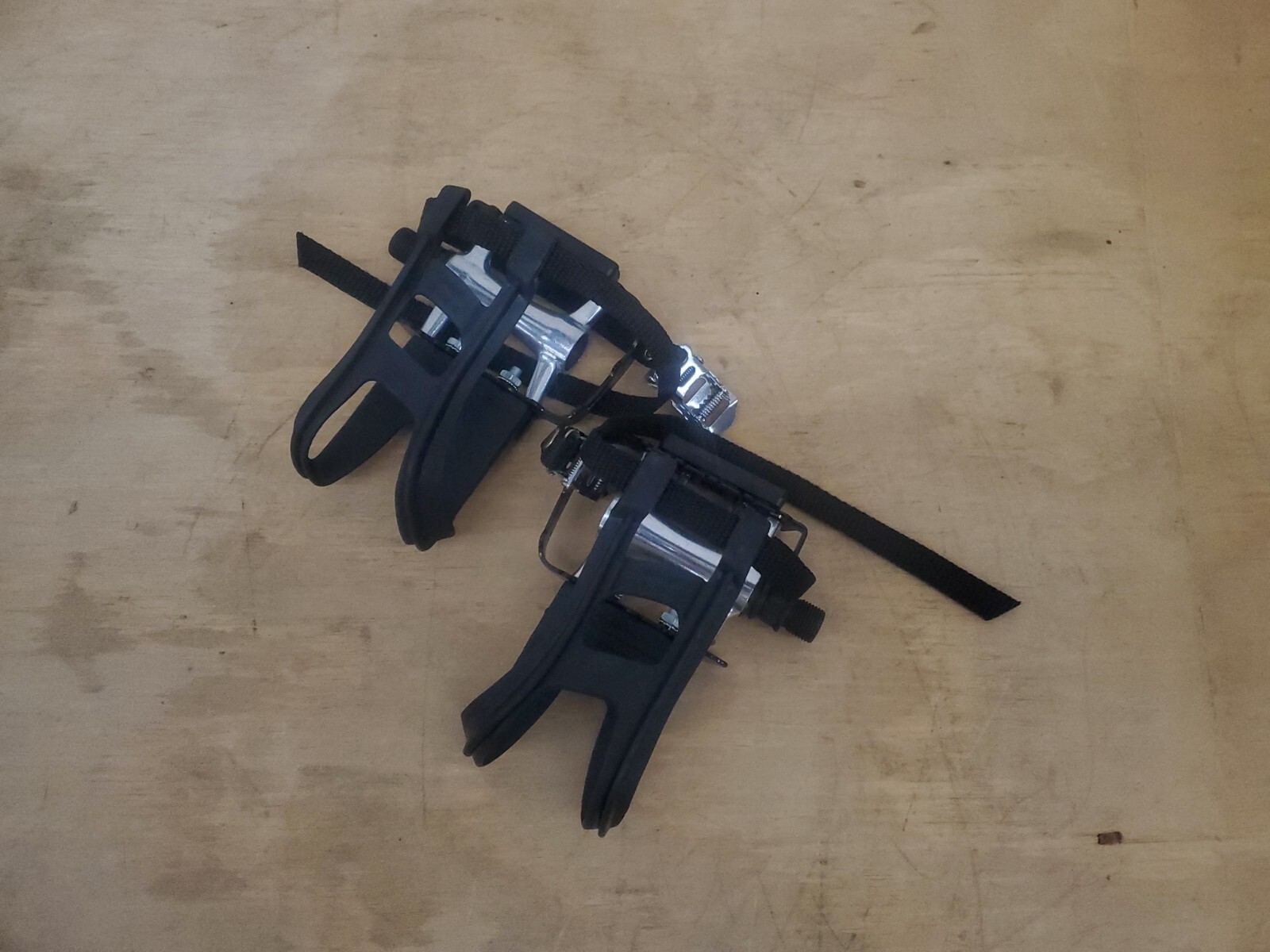Bicycle Platform Pedals with Plastic Toe Clips and Straps (9/16″)