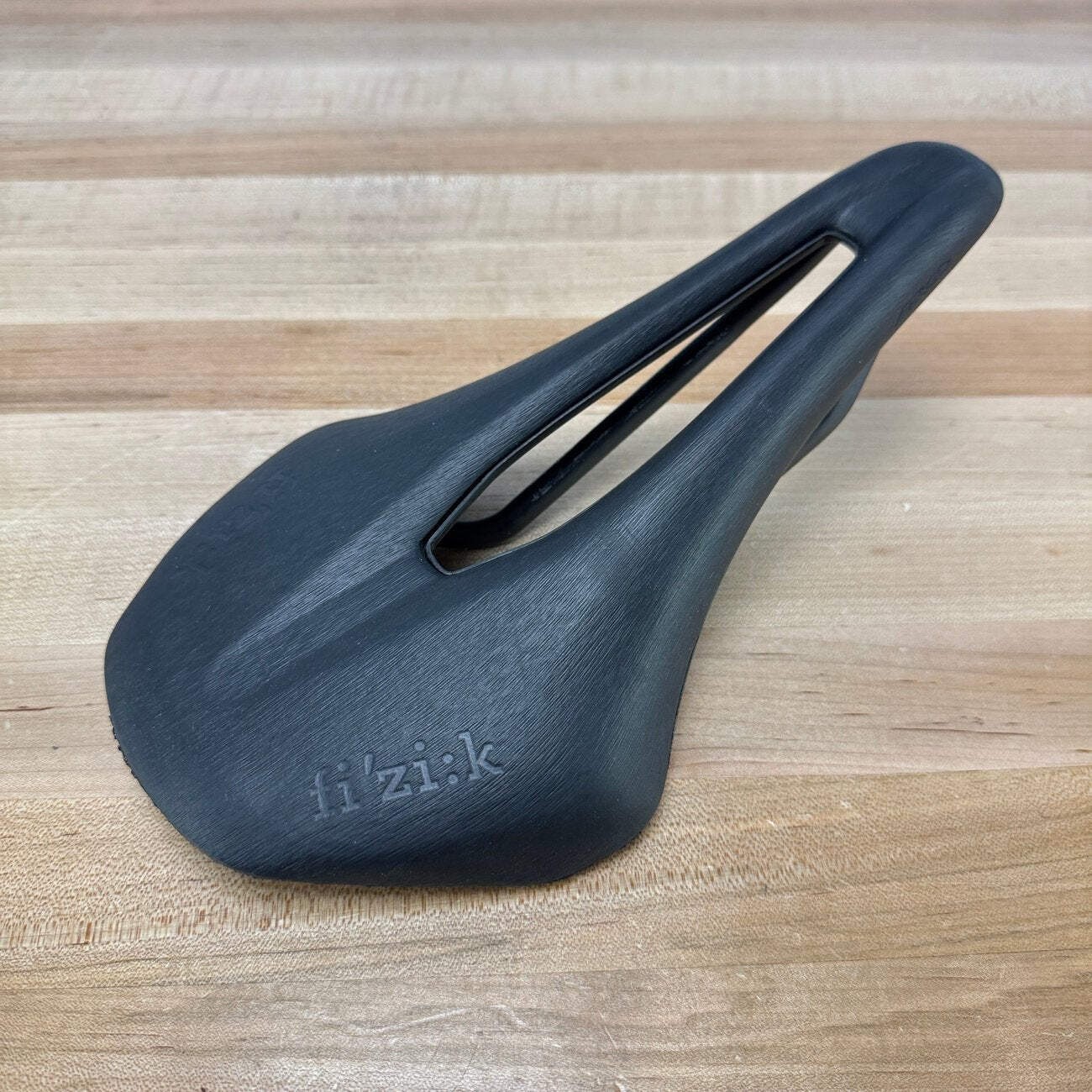 Fizik Argo Tempo R1 Mobius Vento 7x9mm Carbon Rails 150mm Saddle 150g