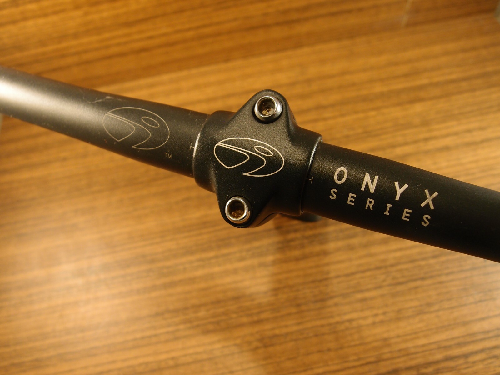 aluminium flat handlebar Onyx Series + stem ahead Onyx Series 1 1/8 »