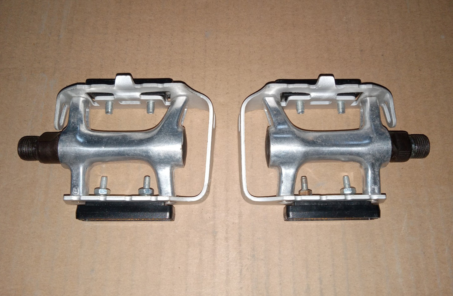 Wellgo LU-944 Mountain Biking Road Touring Pedals 9/16″ Silver Color