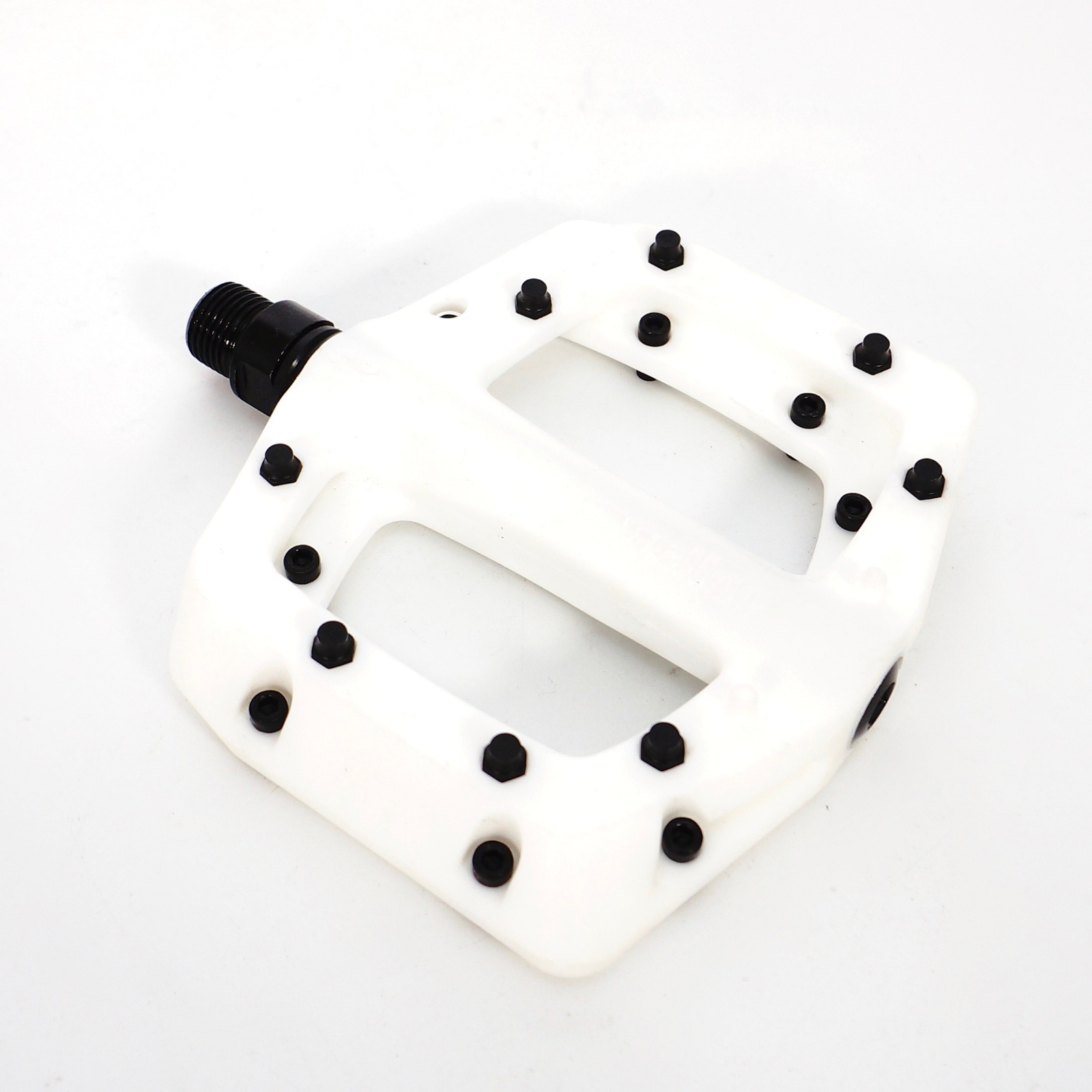 Wellgo Nylon Composite Flat Platform Pedals MTB BMX Bike 16-Pin Sealed 9/16″