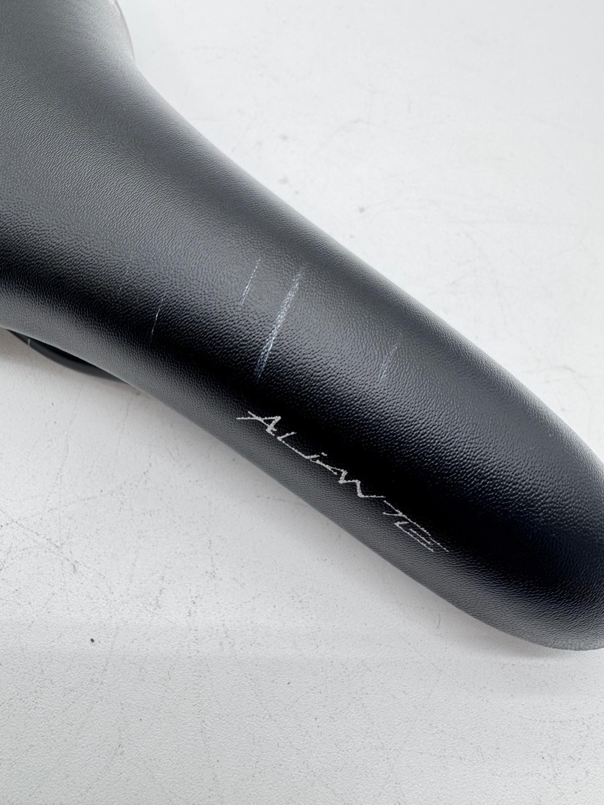 Fizik Aliante Large Saddle Bull Spine Concept Black Italy Made
