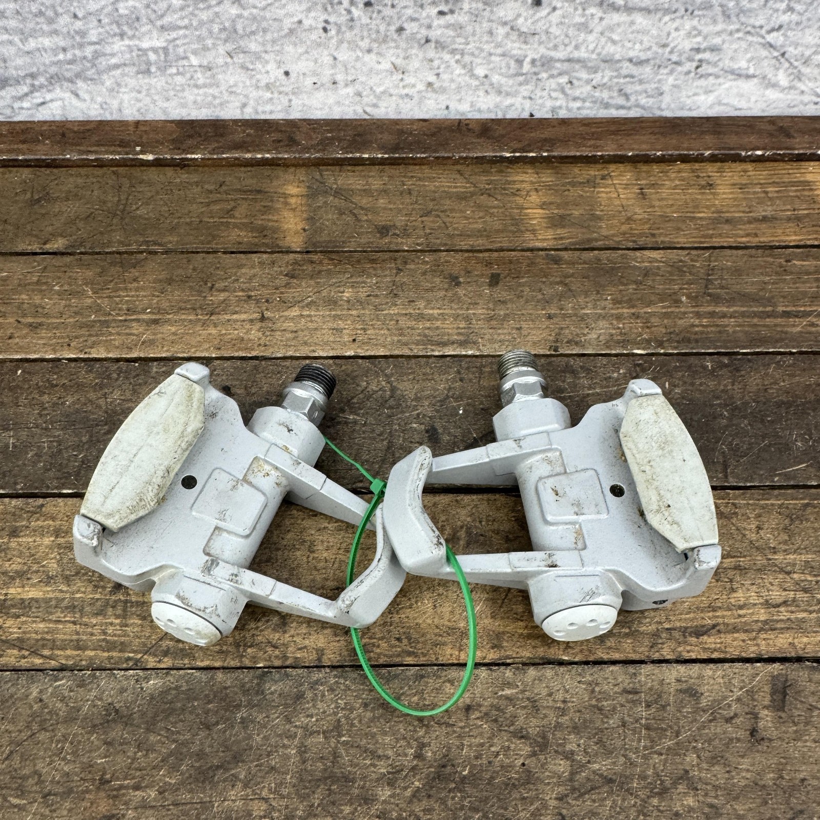 Vintage Look Road Racing Clipless Bike Pedals 9/16 Gray Pair 450g Composite
