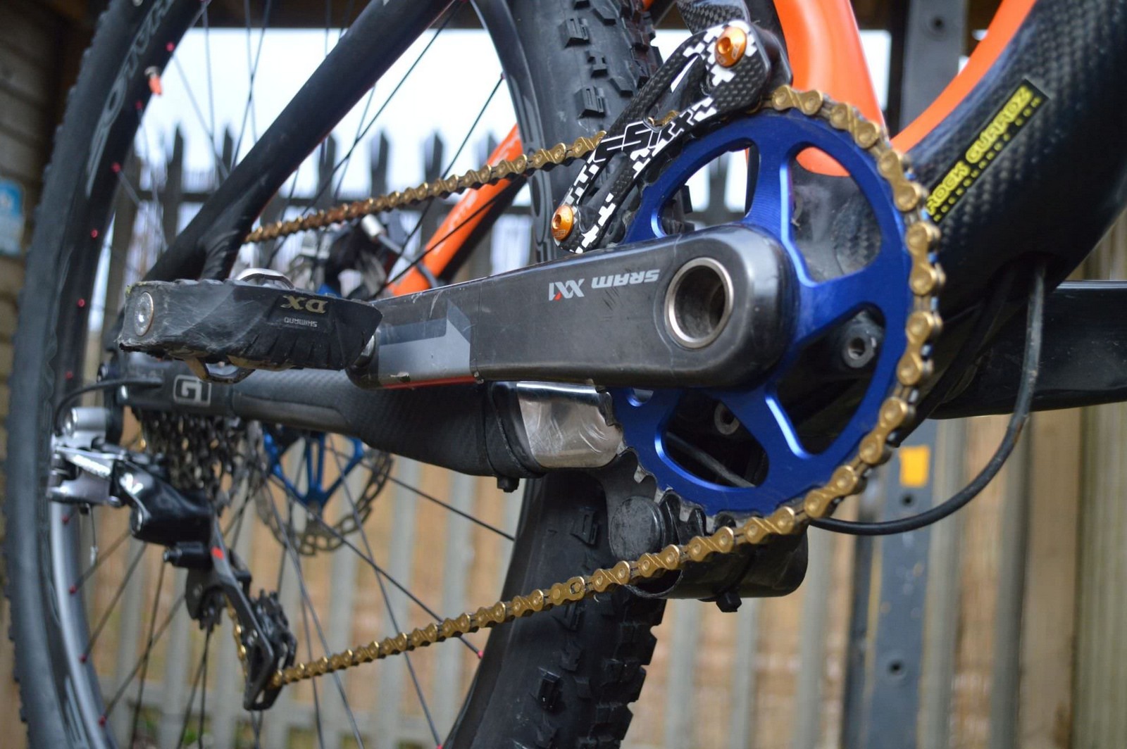 KMC X11EL 11 Speed Chain Extra Light Road MTB w/ MissingLink – Gold / Silver