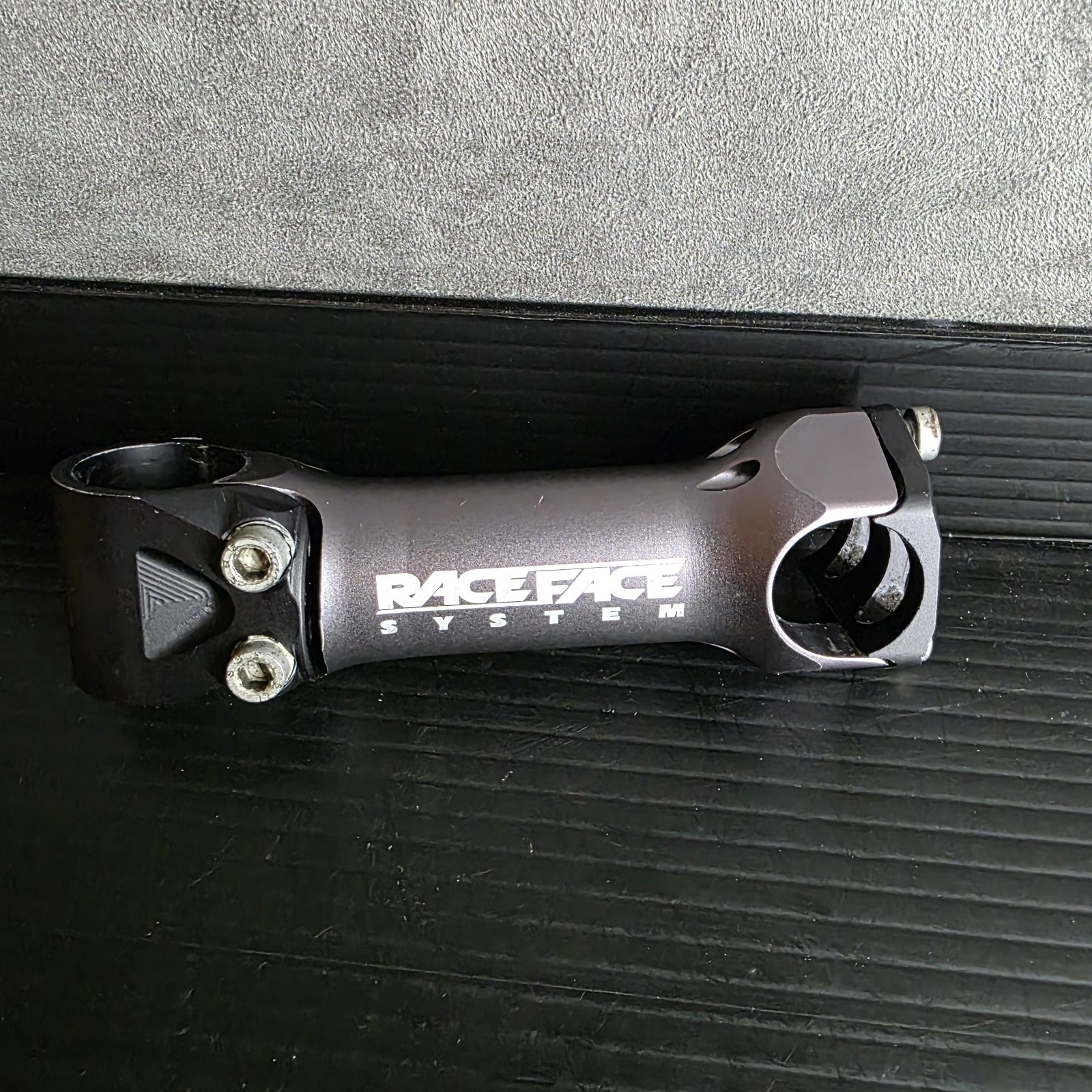 Race Face System CNC 1 1/8″ Threadless Stem, 25.4mm Clamp, 120mm, 5° Gray