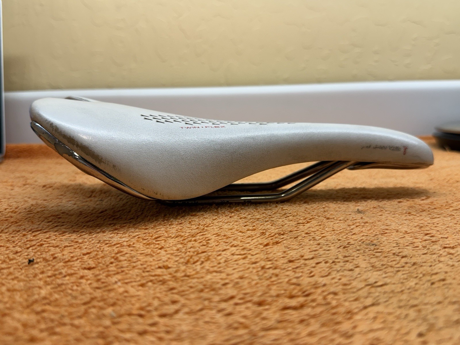 Fizik Aliante White Saddle 142mm Twin Flex Kium rails Handmade in Italy 245g