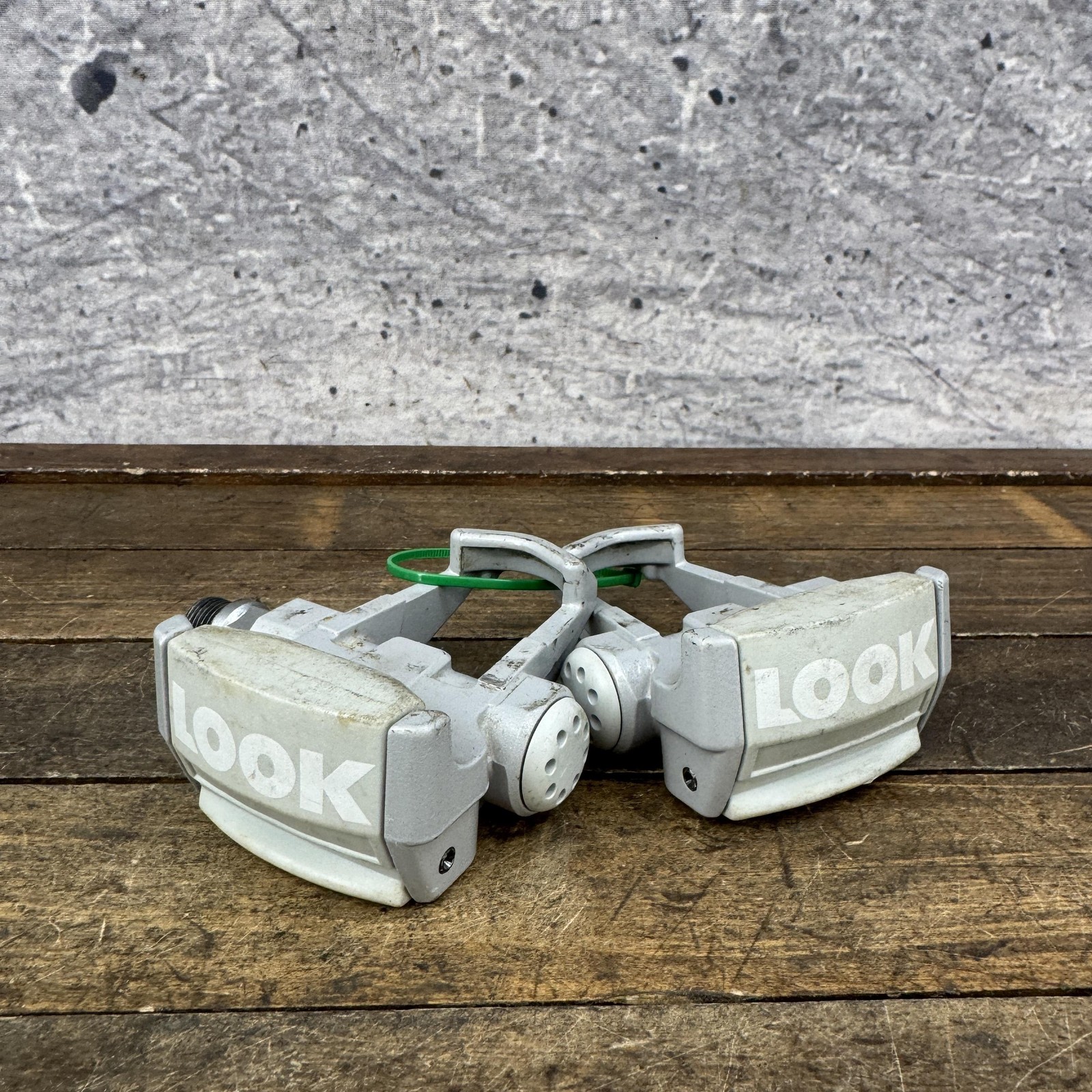 Vintage Look Road Racing Clipless Bike Pedals 9/16 Gray Pair 450g Composite