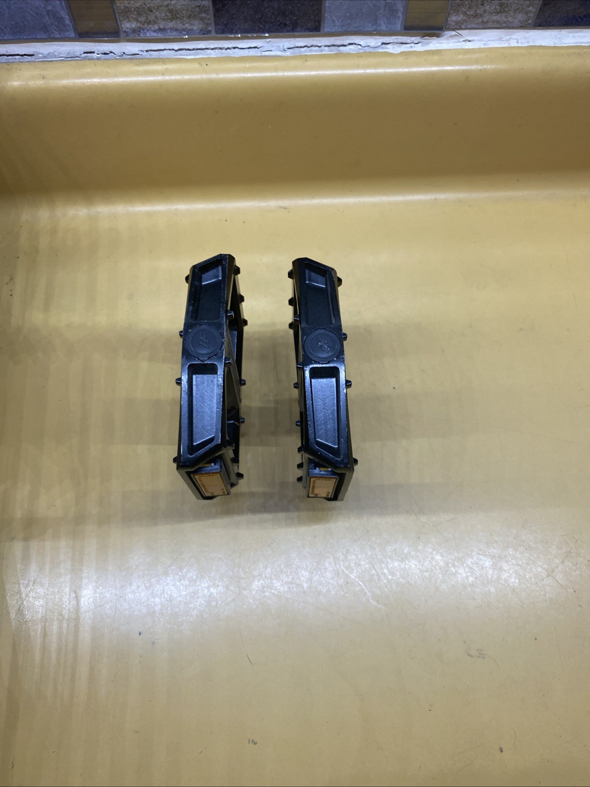 Black HF HF-708 Aluminum 9/16″ Flat / Platform Pinned MTB Pedals With Reflectors