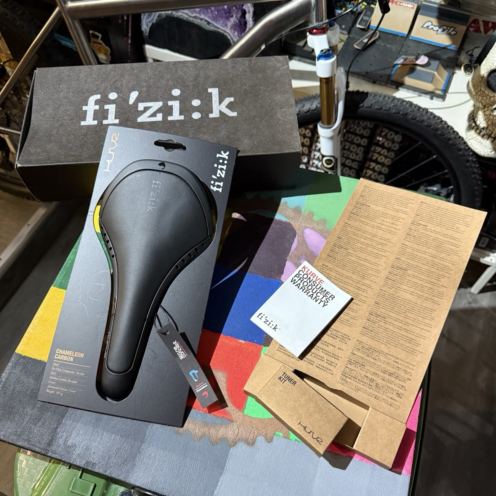 NOS FIZIK KURVE CHAMELEON CARBON RAIL SADDLE – 185 GRAMS – NEW IN BOX / COMPLETE