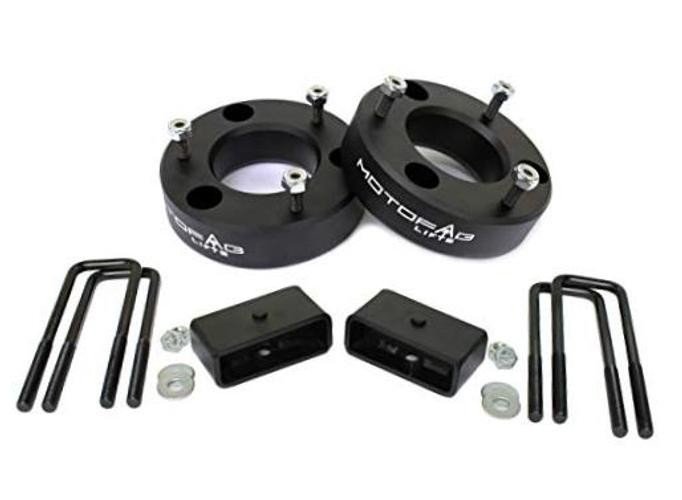 MotoFabLifts CH-2.5F-2R-19 2.5 in Front and 2 in Rear Leveling lift kit that