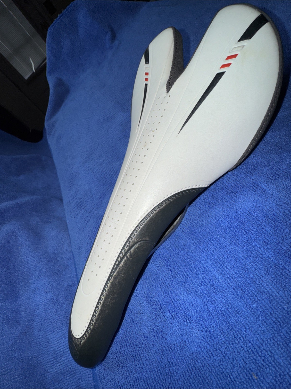BONTRAGER RACE LITE CYCLING SEAT 135MM HOLLOW TI RAILS WHT/GRY GOOD CONDITION
