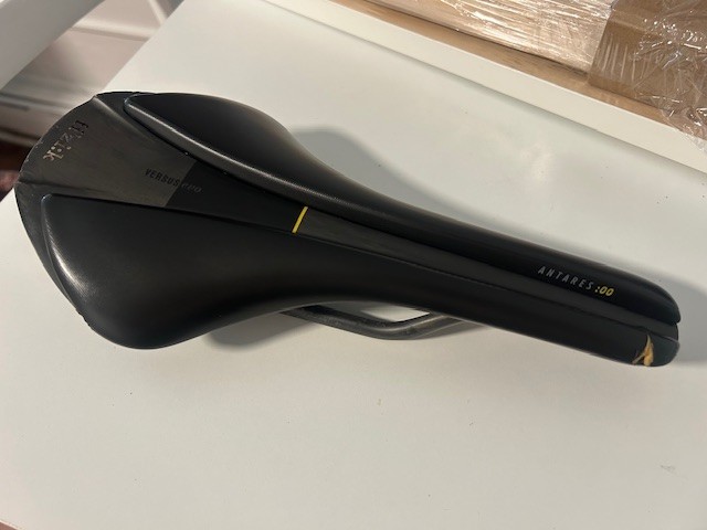 FIZIK ANTARES VERSUS EVO 00 – Regular / 139mm / MOBIUS – worn but still lovable