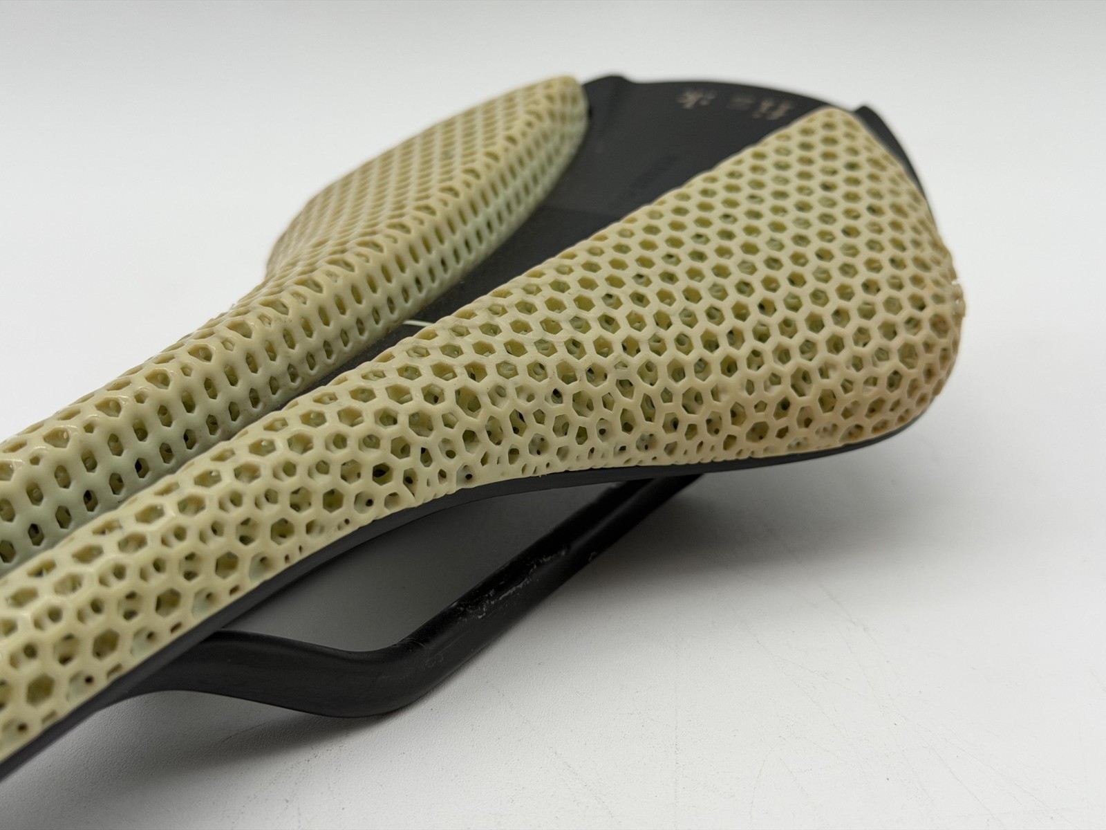 Fizik Versus EVO Adaptive 3D MOBIUS Printed Carbon Fiber Road Bike Saddle 139mm