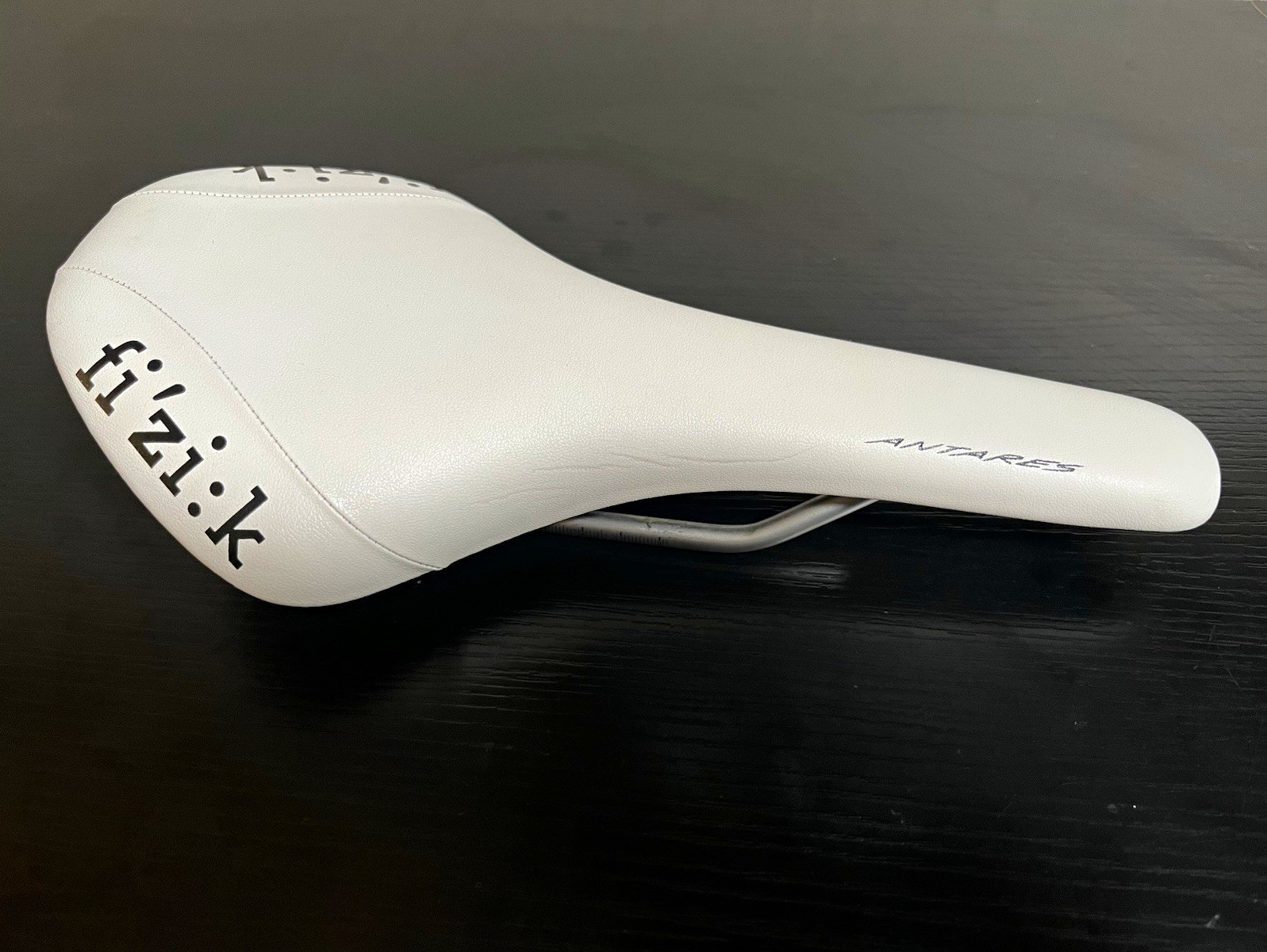 fi’zi:k Antares Racing Saddle Seat White 211g