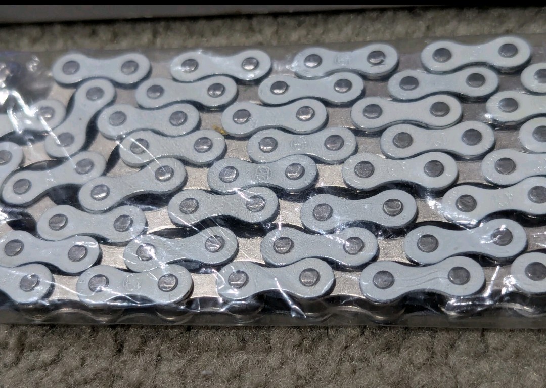SINGLE SPEED BICYCLE CHAIN WHITE & CHROME 1/2″X1/8″X 112,CRUISER,BMX