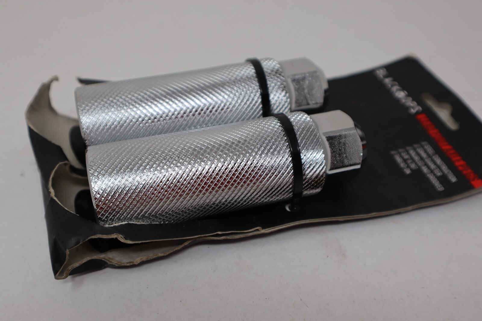 Black Ops Knurled Grooved 33mm Dia Thread On 3/8″ x 26T Lead Foot Axle Pegs