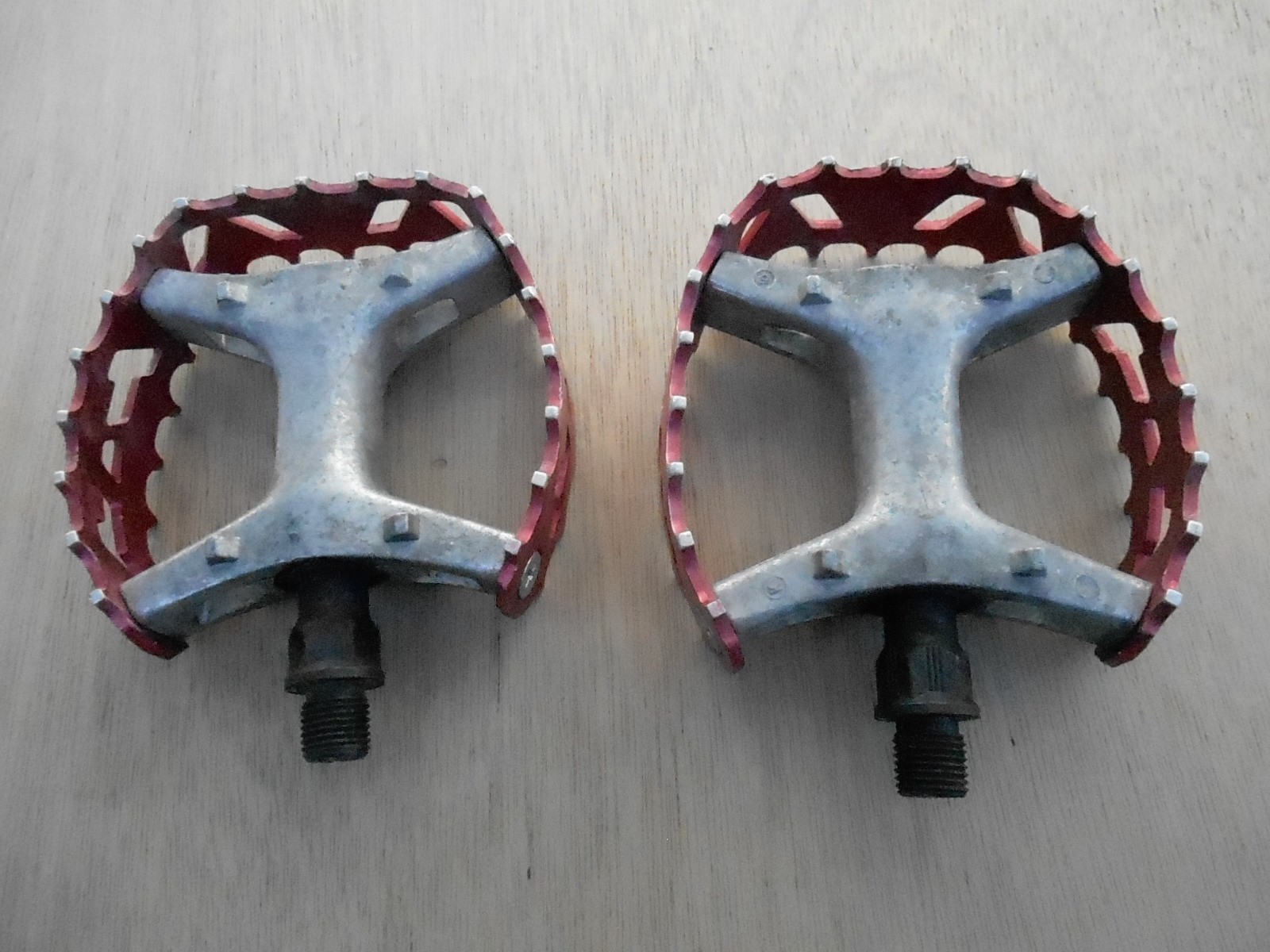 Victor Beartrap 1/2in Pedals in Red Old School BMX