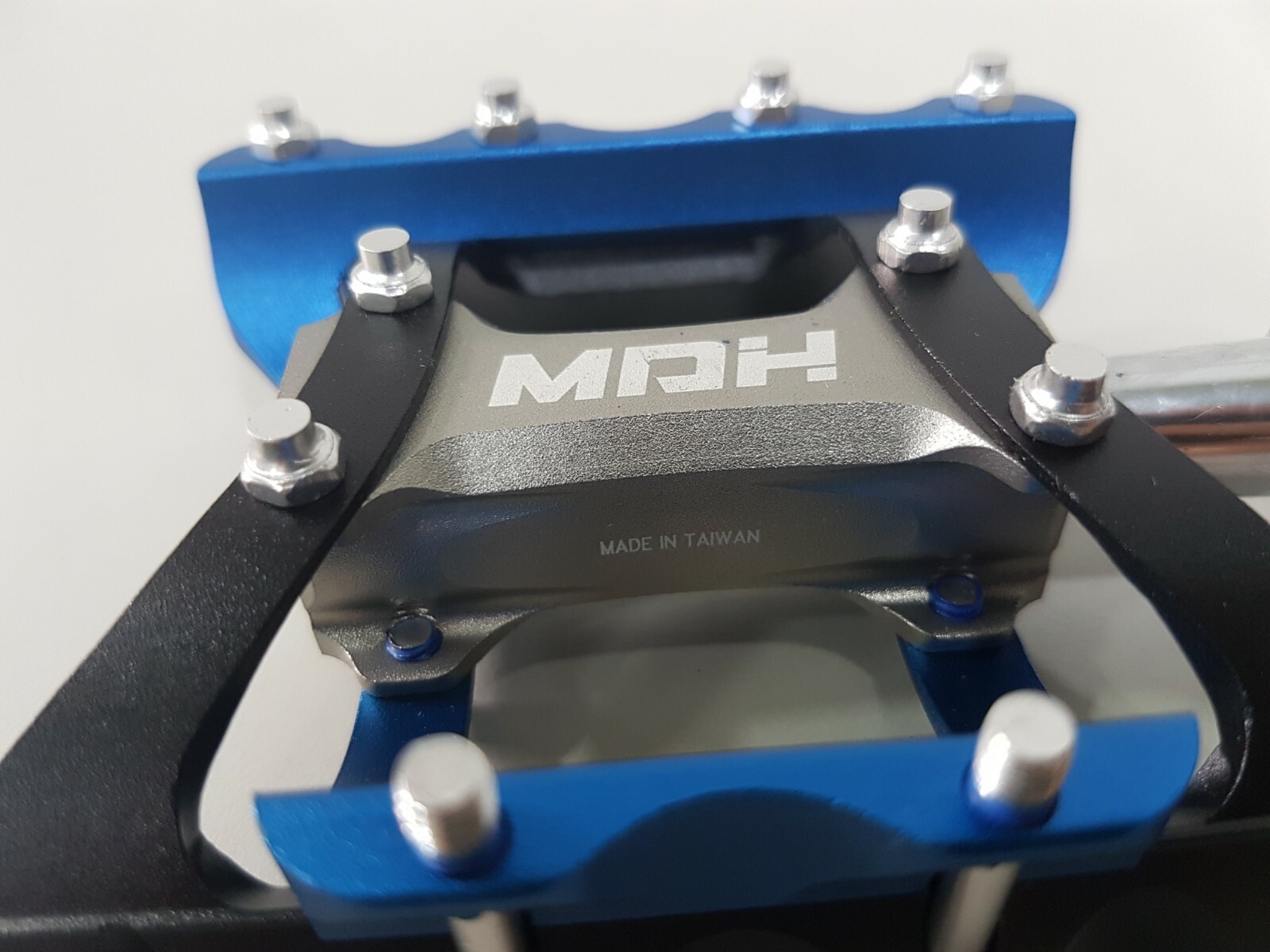 MDH Change – Small Area PVB03 275g 92x75x30mm Bicycle Pedal Black Blue
