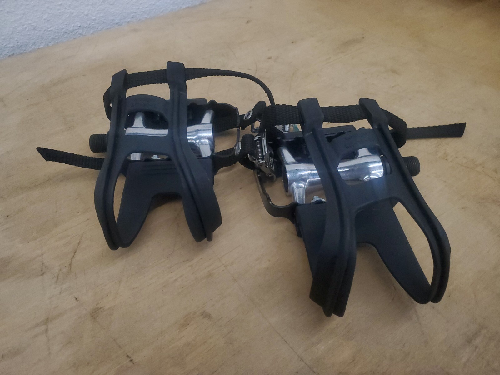 Bicycle Platform Pedals with Plastic Toe Clips and Straps (9/16″)