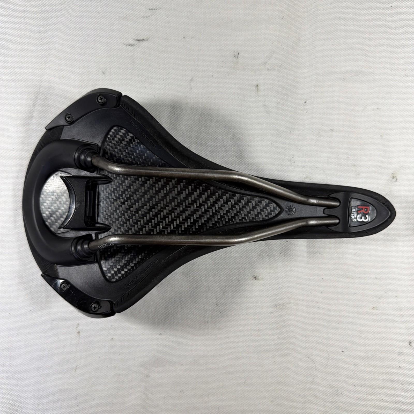 Fizik Aliante R3 Large Saddle, 7x7mm Kium rails, Good condition