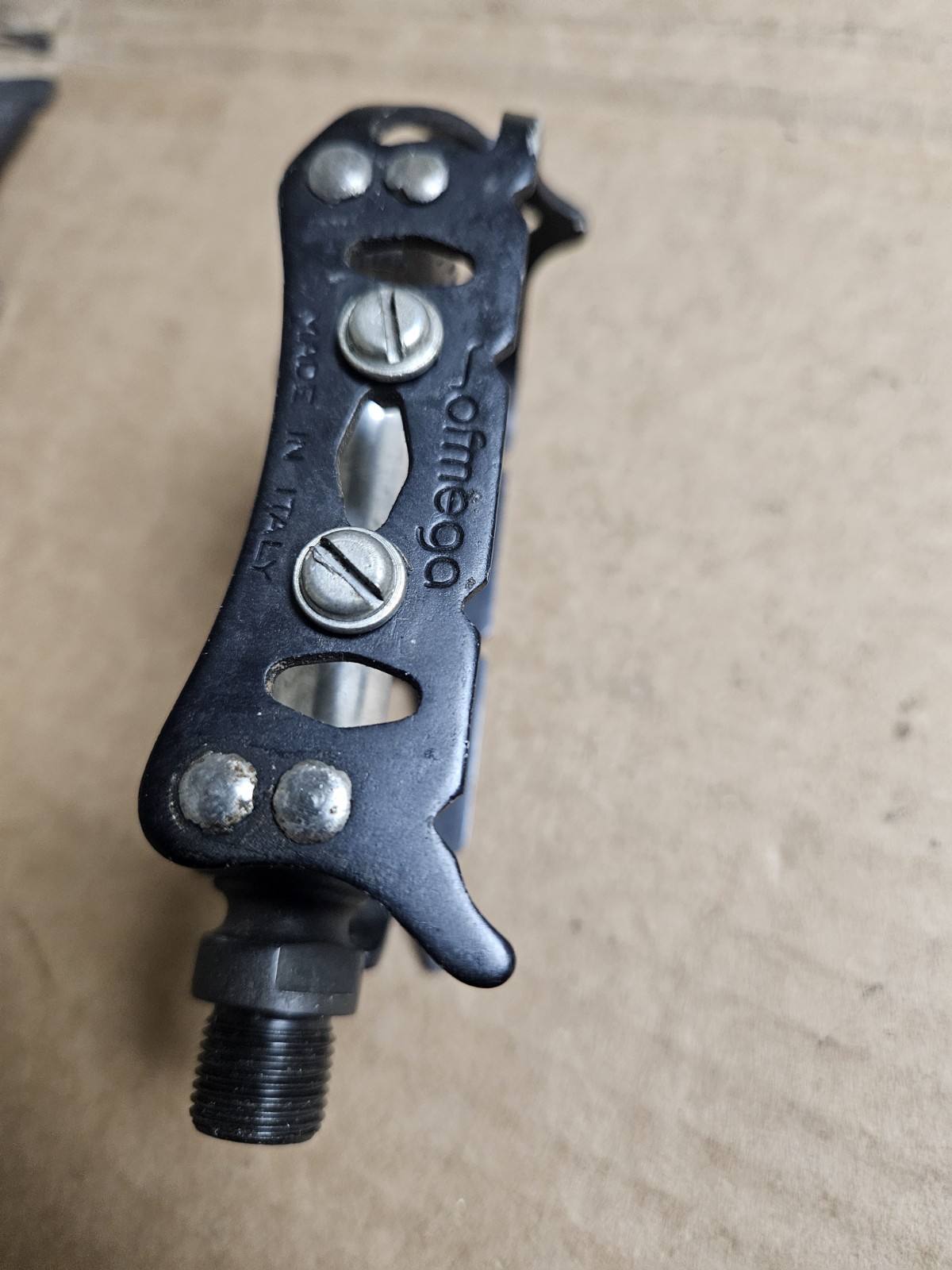 Vintage Ofmega right pedal and the axle from the left one, used