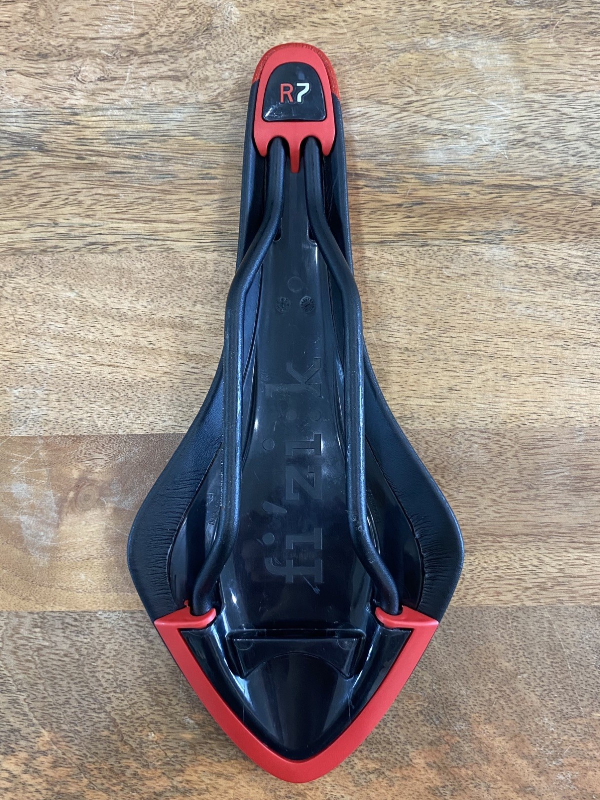 Fizik Arione R7 Regular Saddle – Red/Black