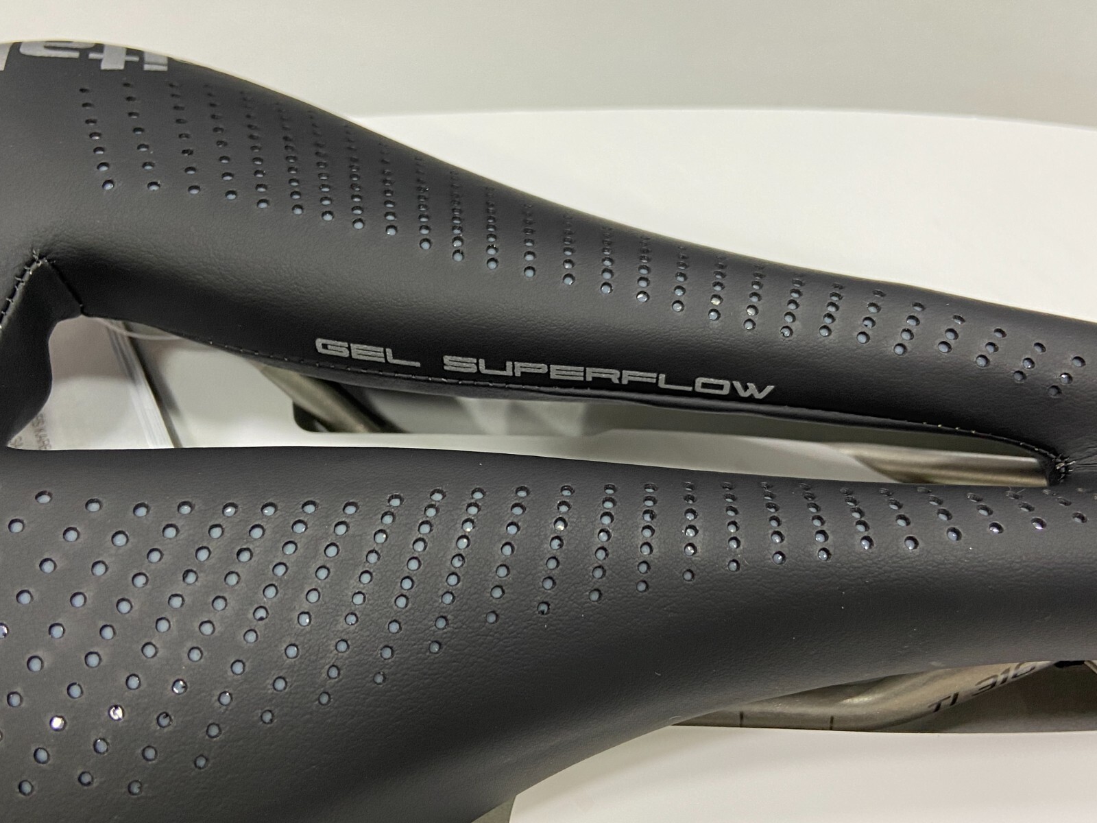 Selle Italia Max Flite Gel Superflow L3 146×290 mm Ti 316 Rail Saddle (Black)