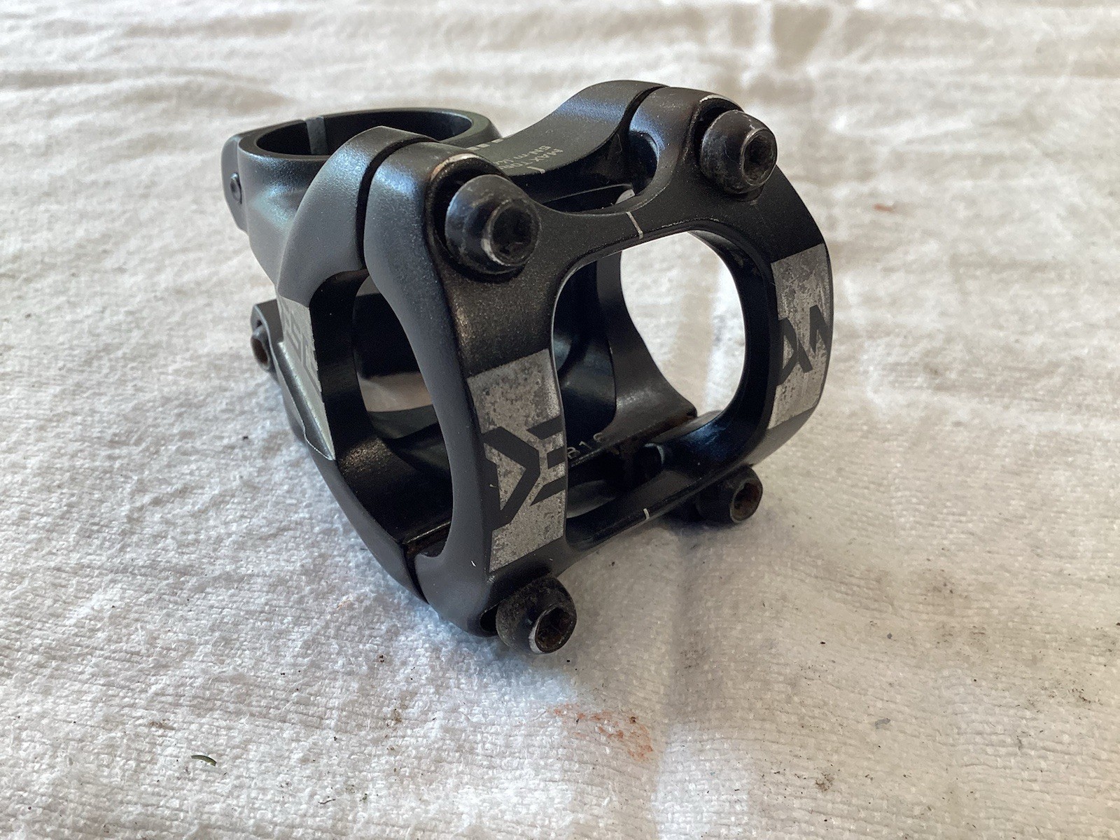 TruVativ Descendant Stem – 40mm, 31.8 Clamp, +/-0, 1 1/8″, Aluminum, Black