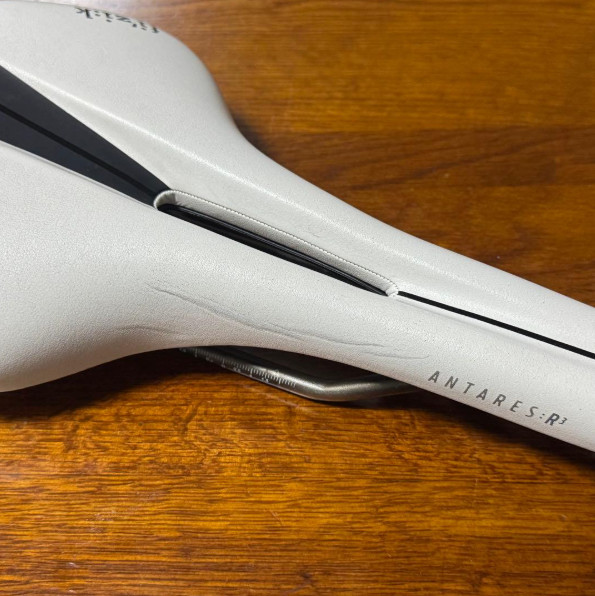 fi’zi:k Antares R3 Open Road Bike Saddle White 220g Kium Cut-Out Italy USED