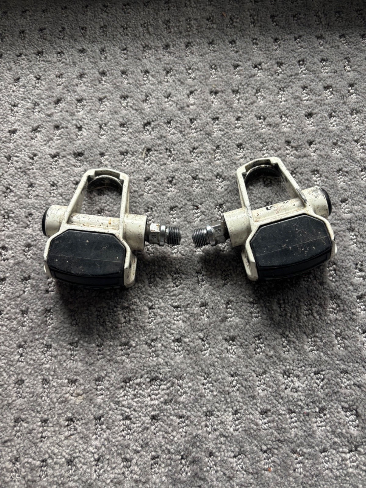 Look Clipless Road Bike Pedals 9/16 White Black Pair 450g