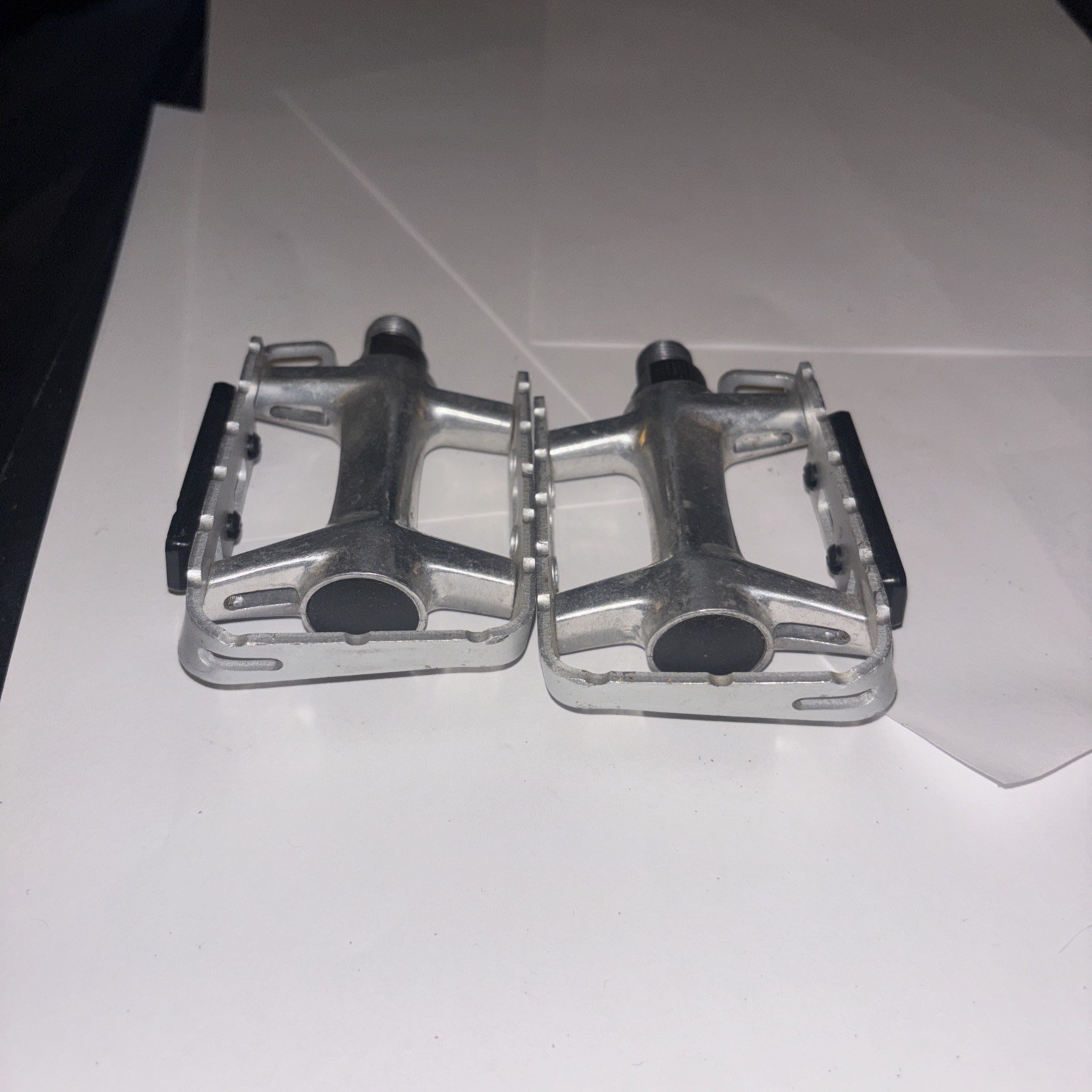 Wellgo LU-944 Mountain Biking Road Touring Pedals 9/16″ Silver Color
