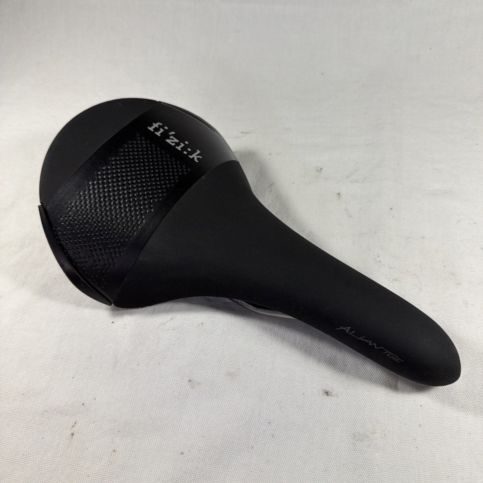 Fizik Aliante R3 Large Saddle, 7x7mm Kium rails, Good condition