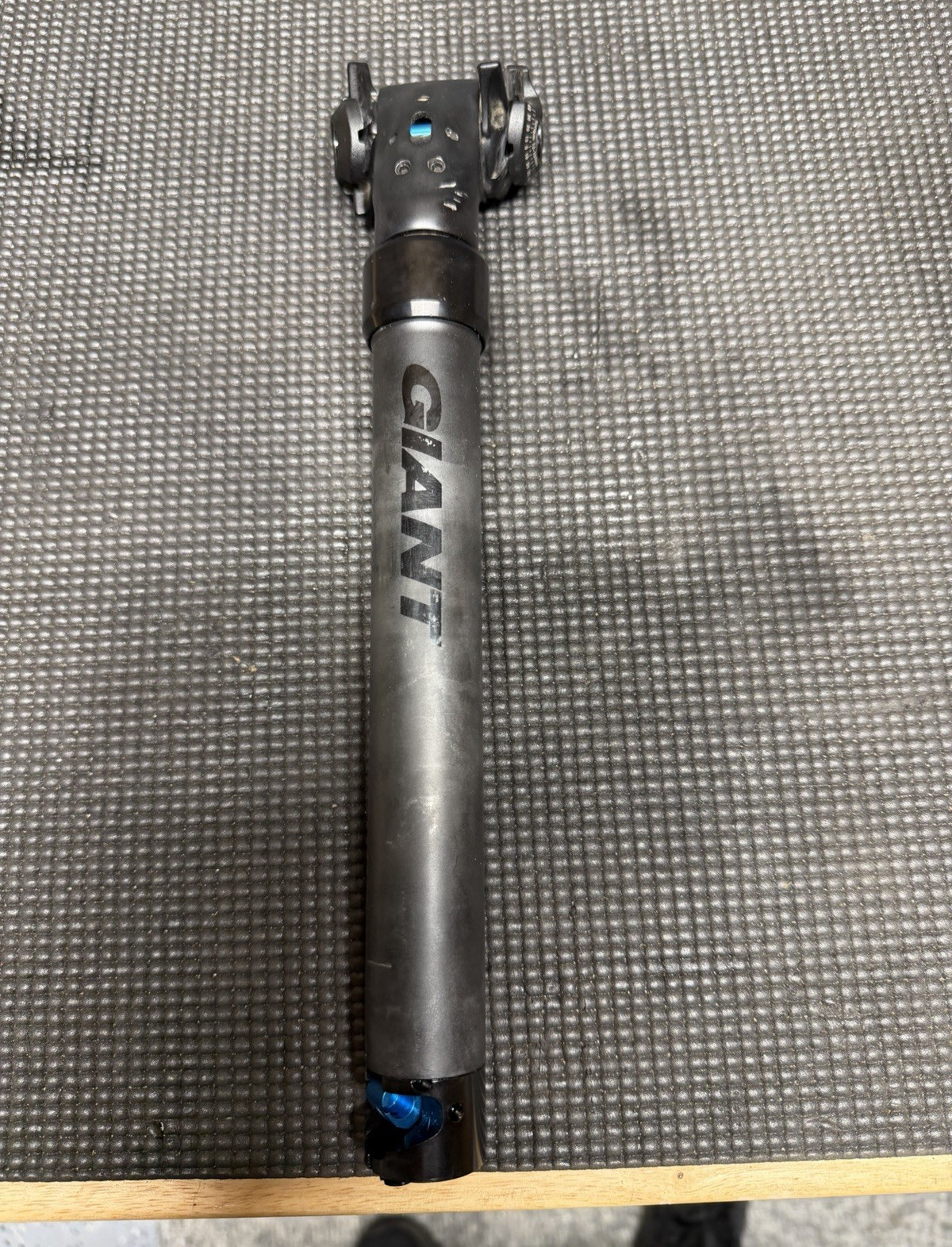 Giant Contact Dropper Seatpost Black 30.9mm x 125mm not operational parts