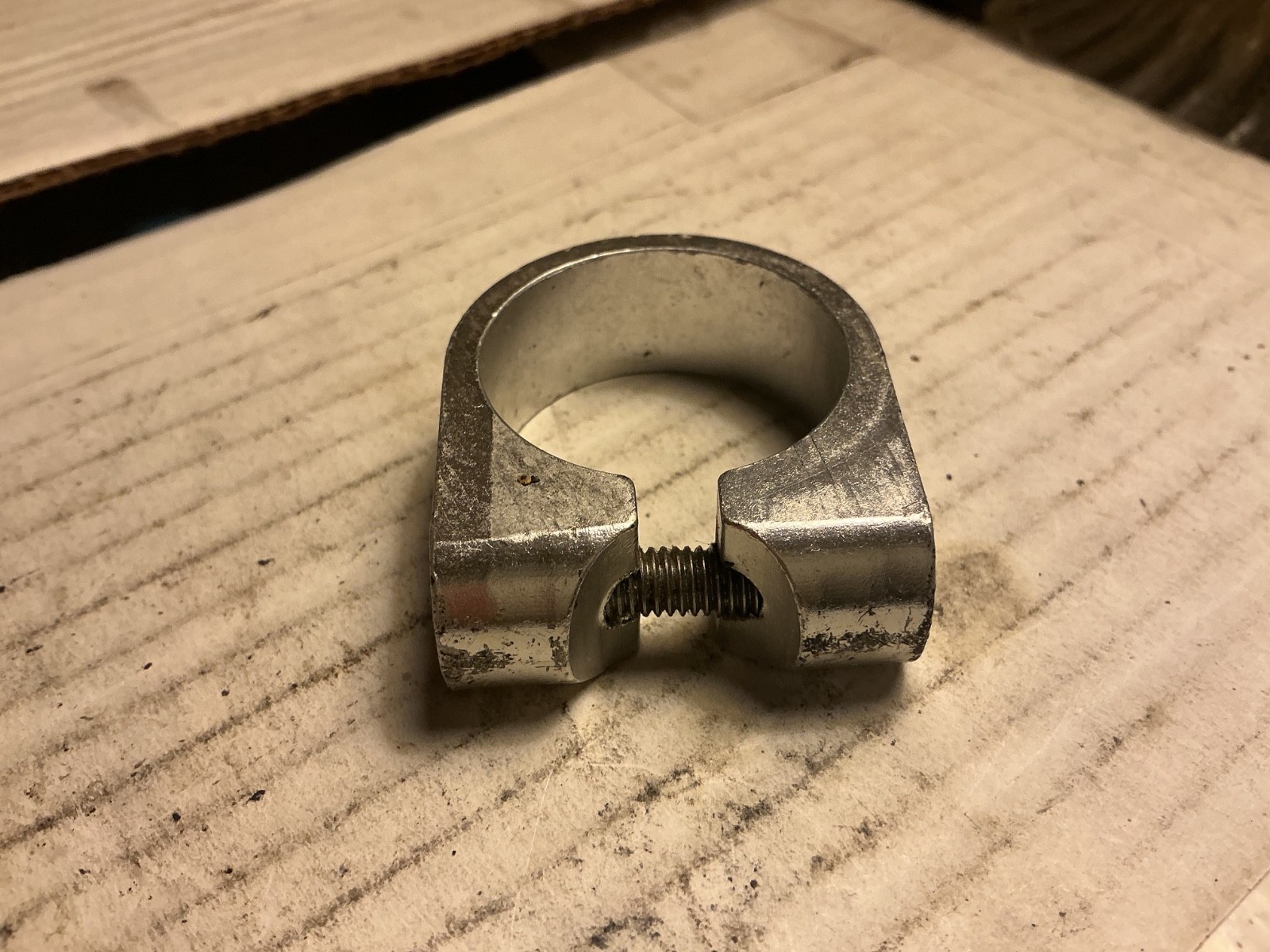 33mm seat clamp w/threaded bolt hole