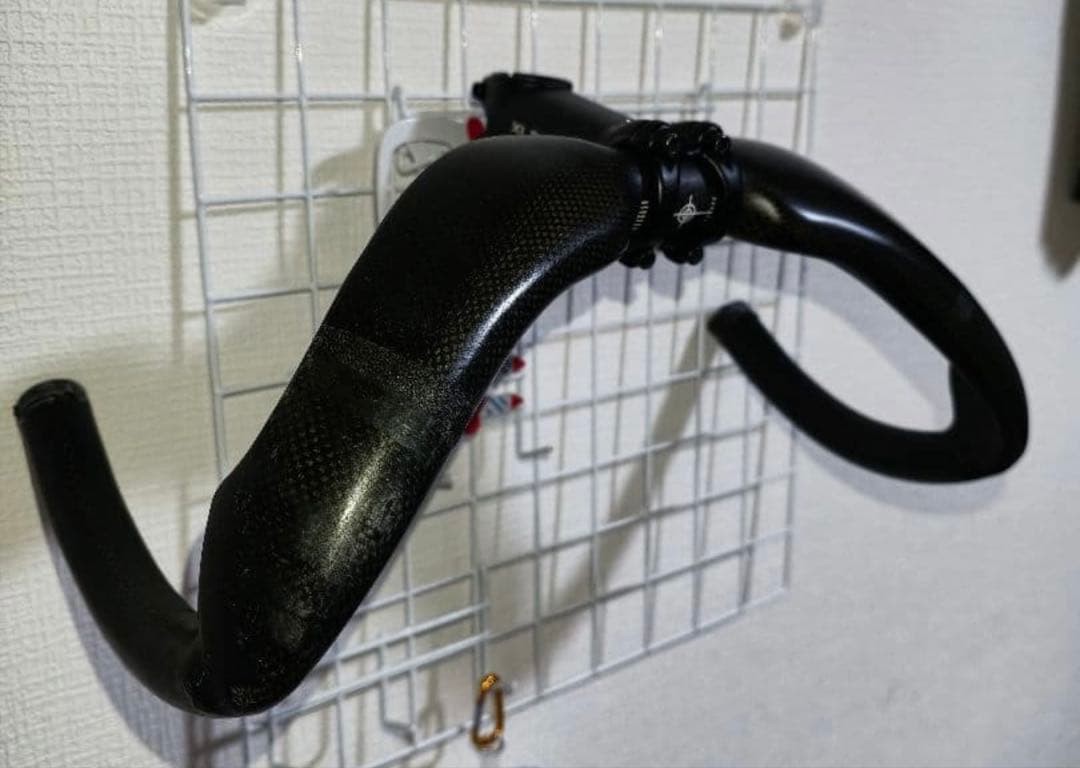Carbon aero handle (width approx. 400mm), aluminum stem 90mm