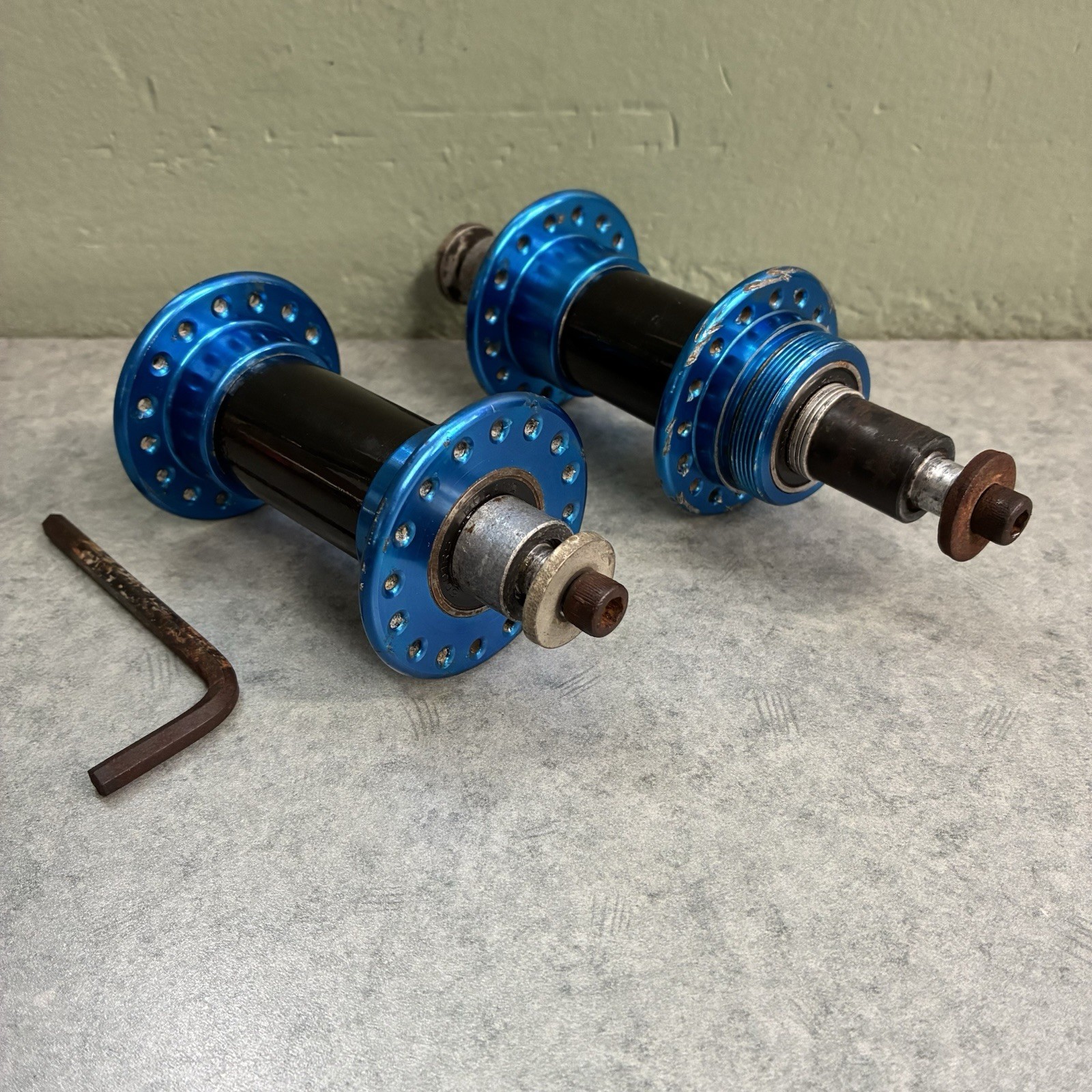 Blue / Black Bullseye 32 Hole MTB Sealed Bearing Hubs Vintage MTB / BMX USA Made
