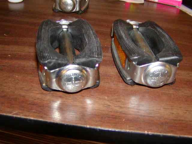 Schwinn Bow Pedals VINTAGE WITH REFLECTORS 1/2″ Block Stingray RARE HTF
