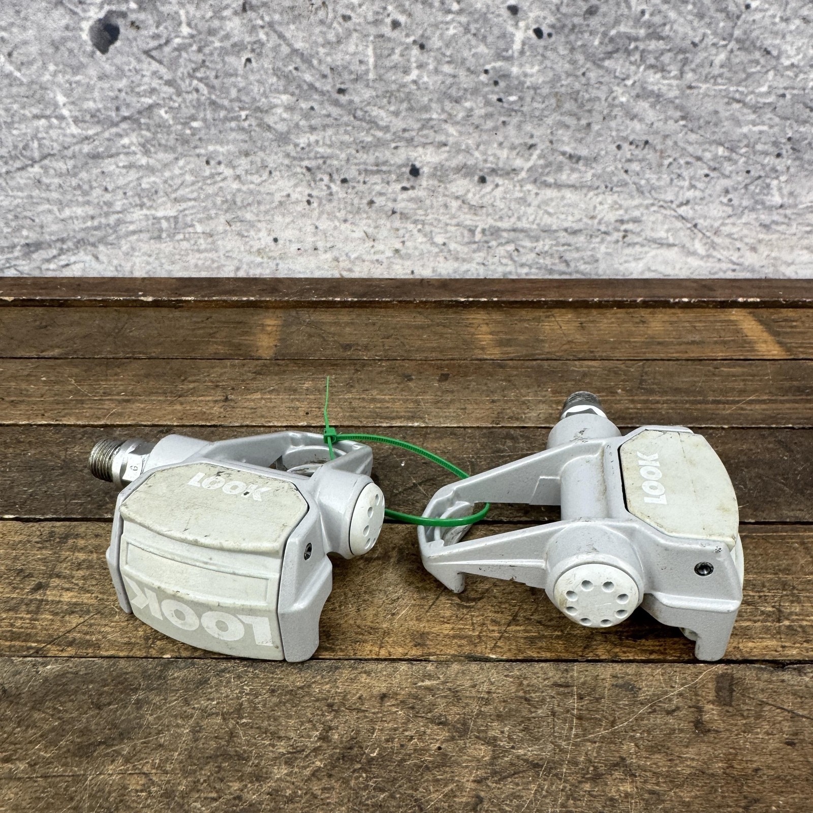 Vintage Look Road Racing Clipless Bike Pedals 9/16 Gray Pair 450g Composite