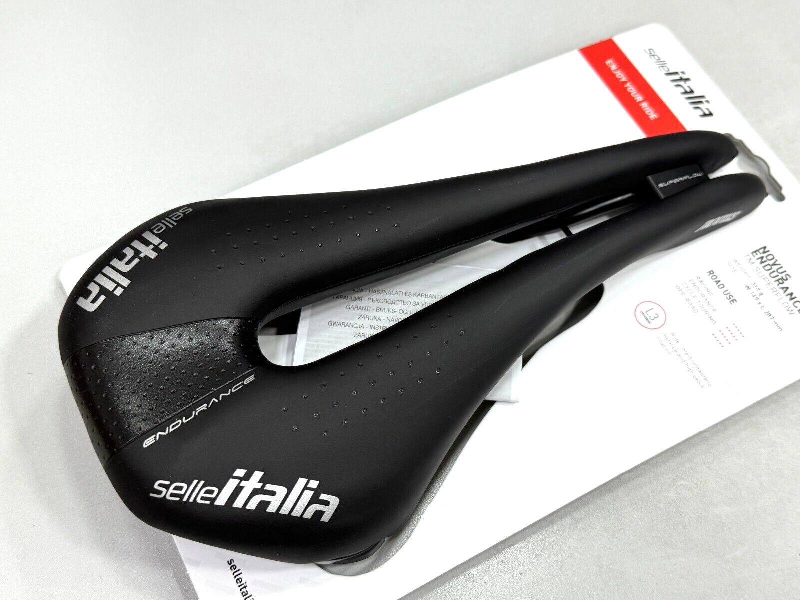 Selle Italia Novus Endurance TM Superflow Manganese Rail Saddle L3 (149x 282mm)
