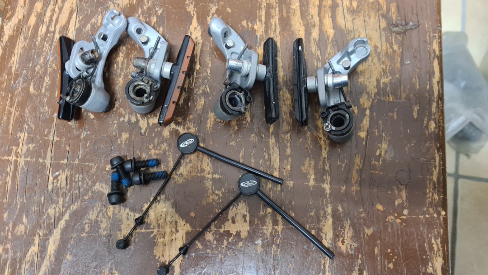 Avid Shorty 6 Cross Cantilever Brakes.