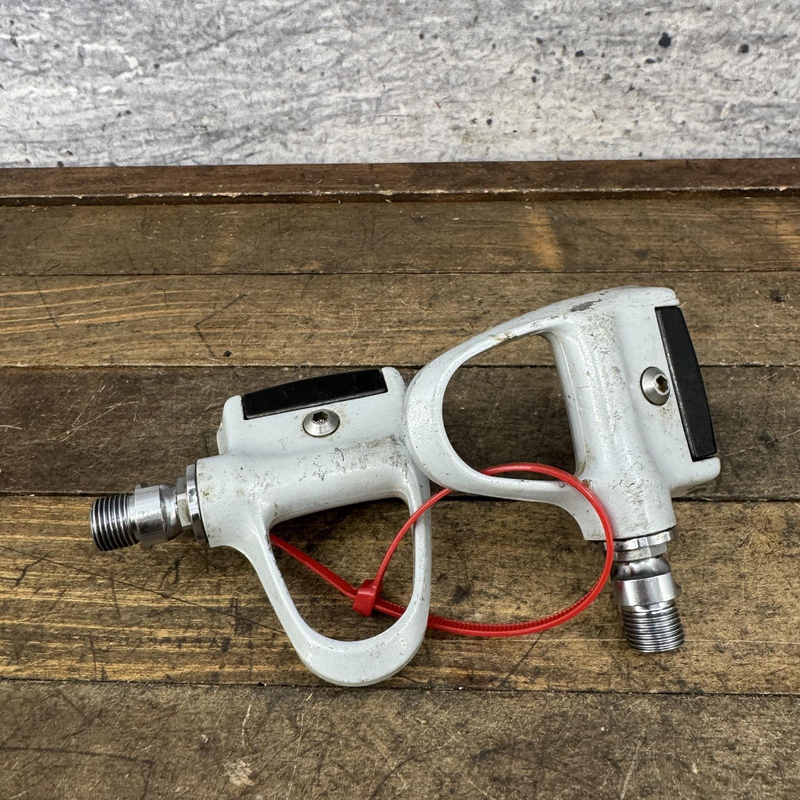 Vintage Shimano Dura-Ace PD-7401 Clipless Road Pedals 9/16 White Pair LOOK