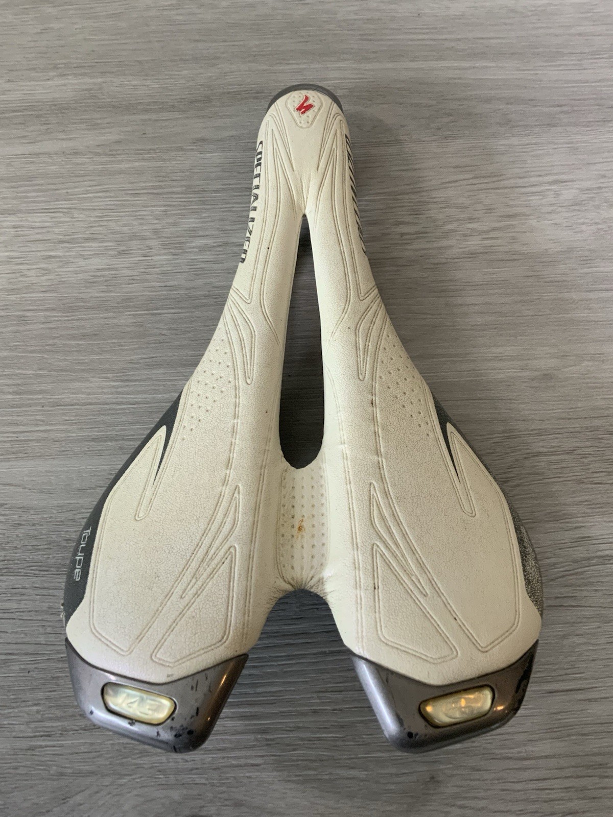SPECIALIZED TOUPE 143 ROAD BIKE SADDLE TITANIUM STAYS 166 GRAMS 143 MM X 280 MM