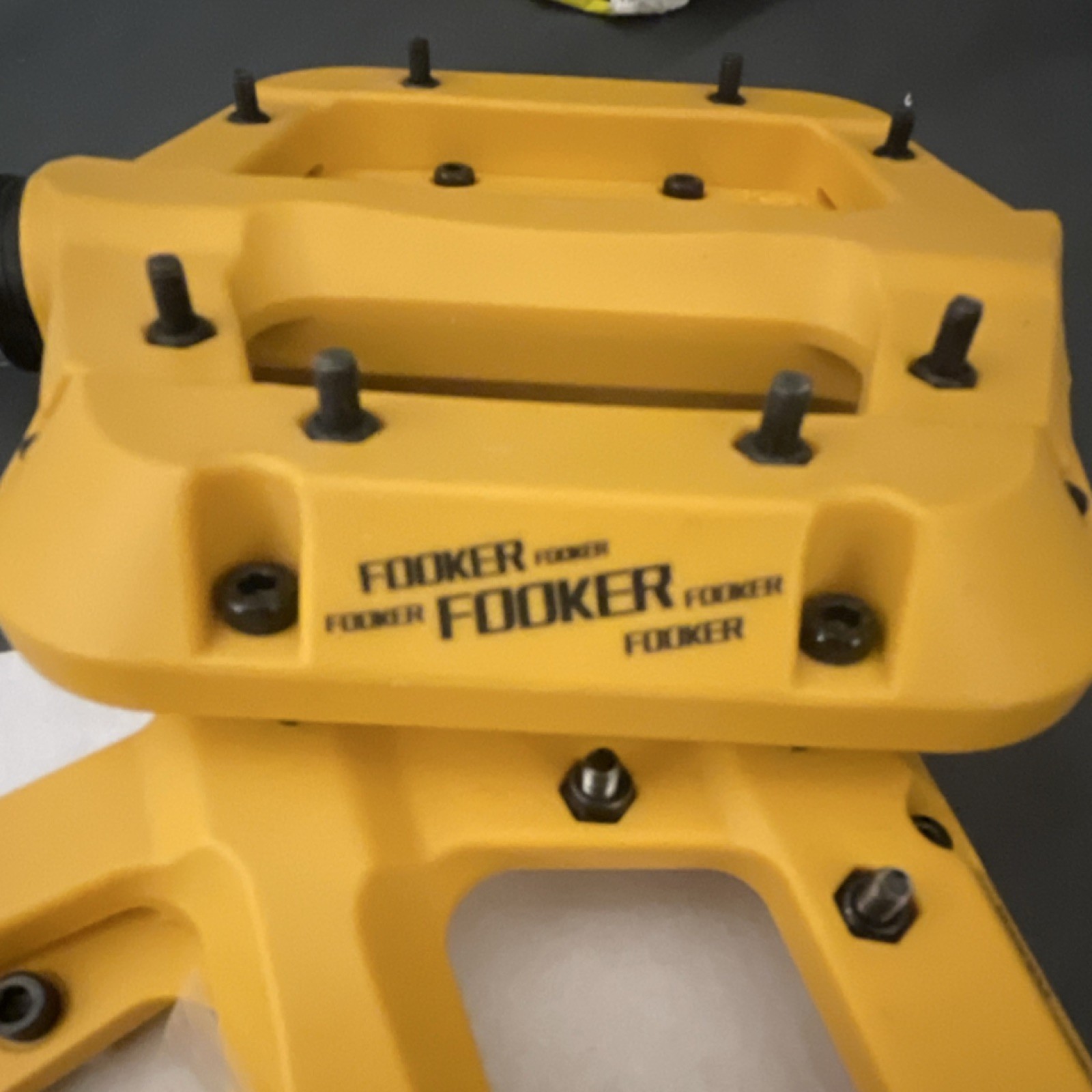 FOOKER Yellow Composite Mountain Bike Flat Pedals 9/16 in Adjustable Pins