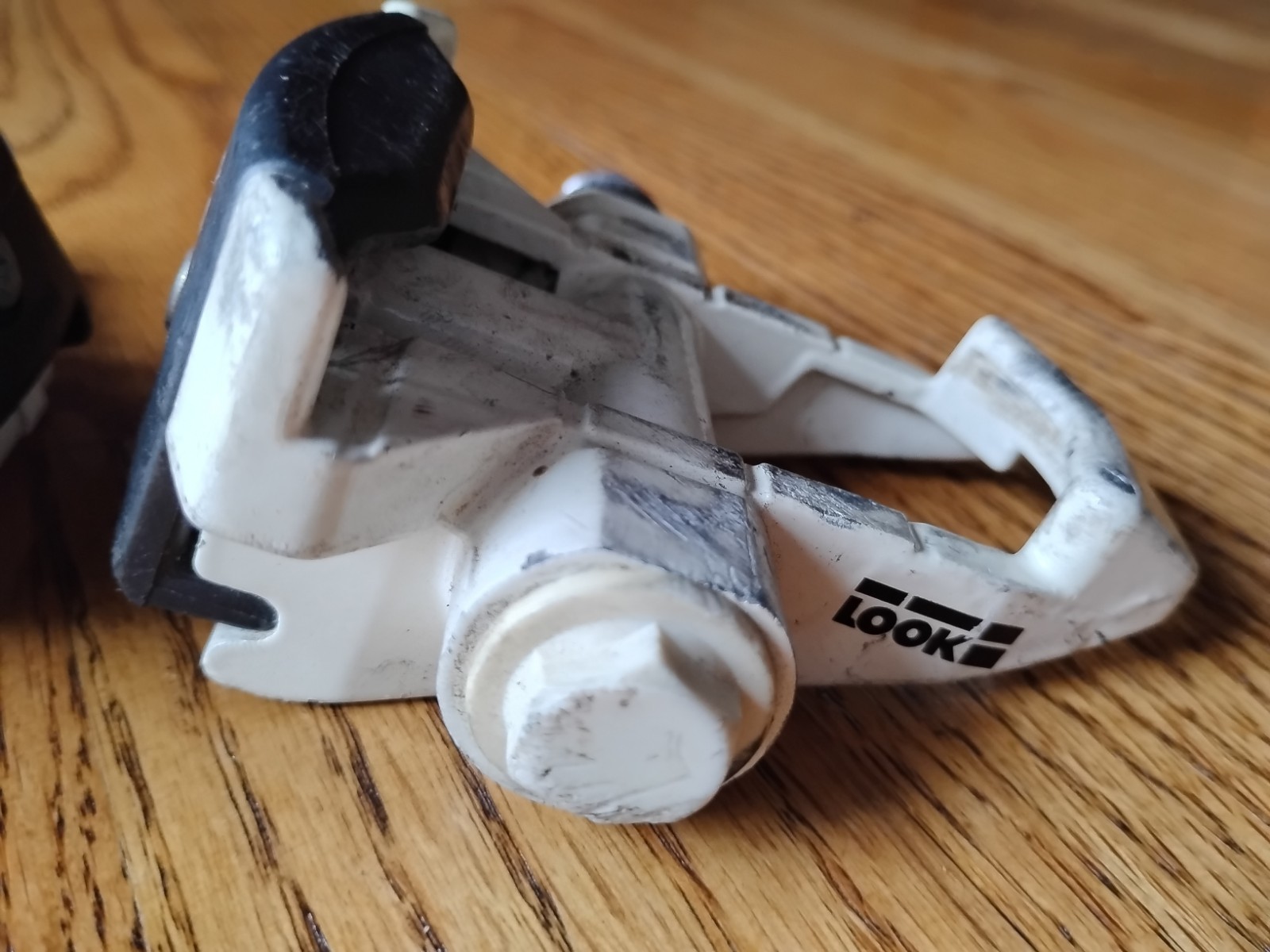 Vintage 1980’s Look Clipless Pedals 9/16″ White
