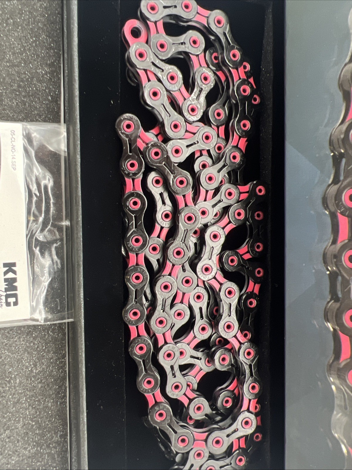 KMC X11SL Super Light Chain – 11-Speed, 116 Links, Black/Pink 1/2×11/128