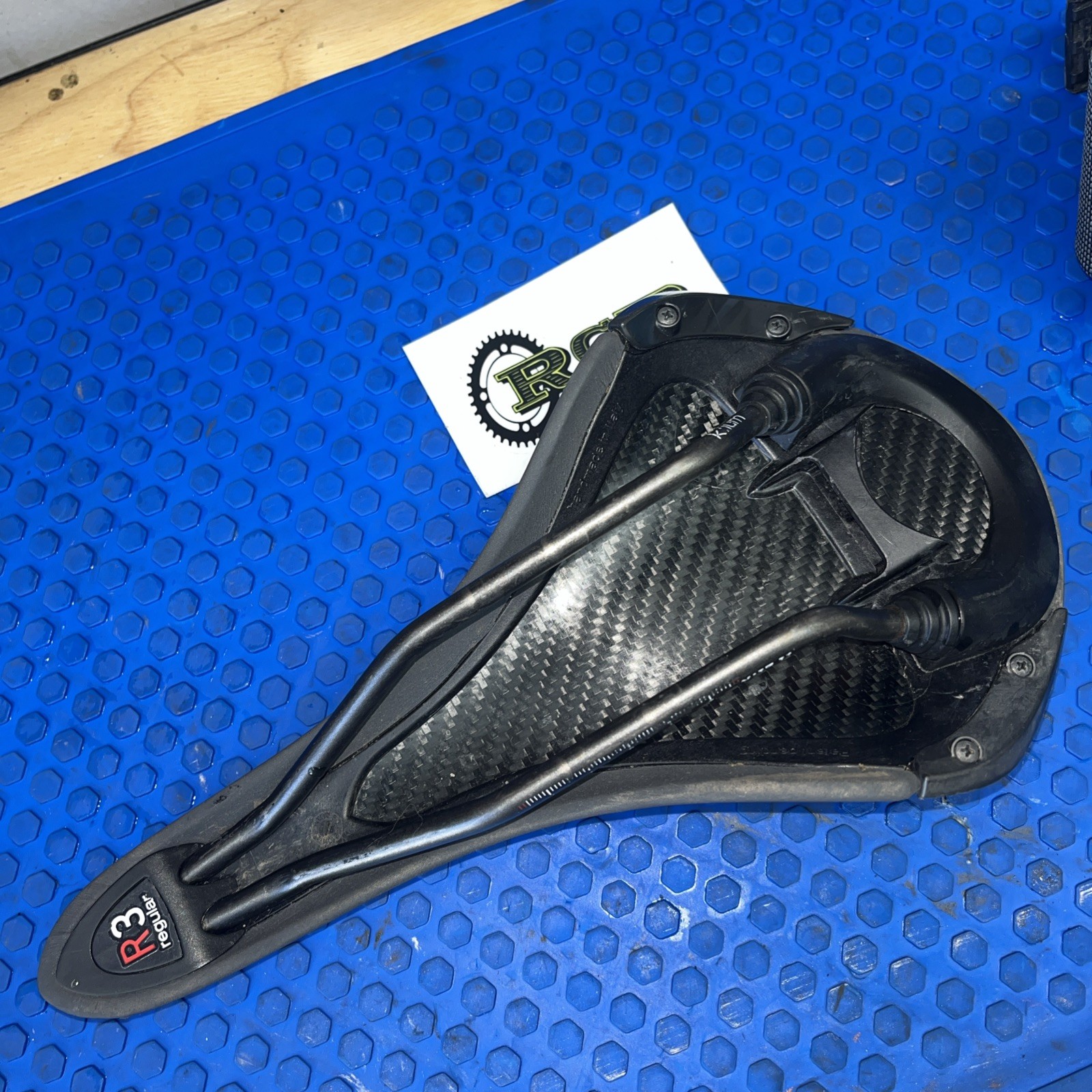 Fizik Aliante R3 Men’s Saddle – Black Carbon With Integrated Seat Bag