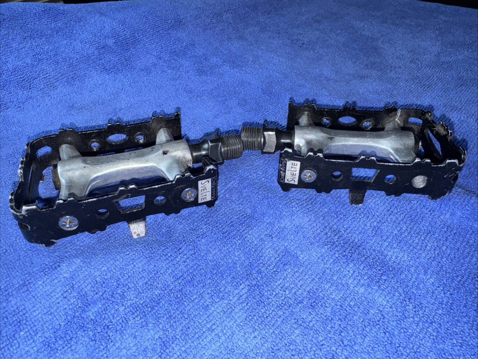 ODYSSEY SVELTE PEDALS 9/16 BLACK USED FOR PARTS ONLY RIGHT CAGE BROKEN LEFT OK