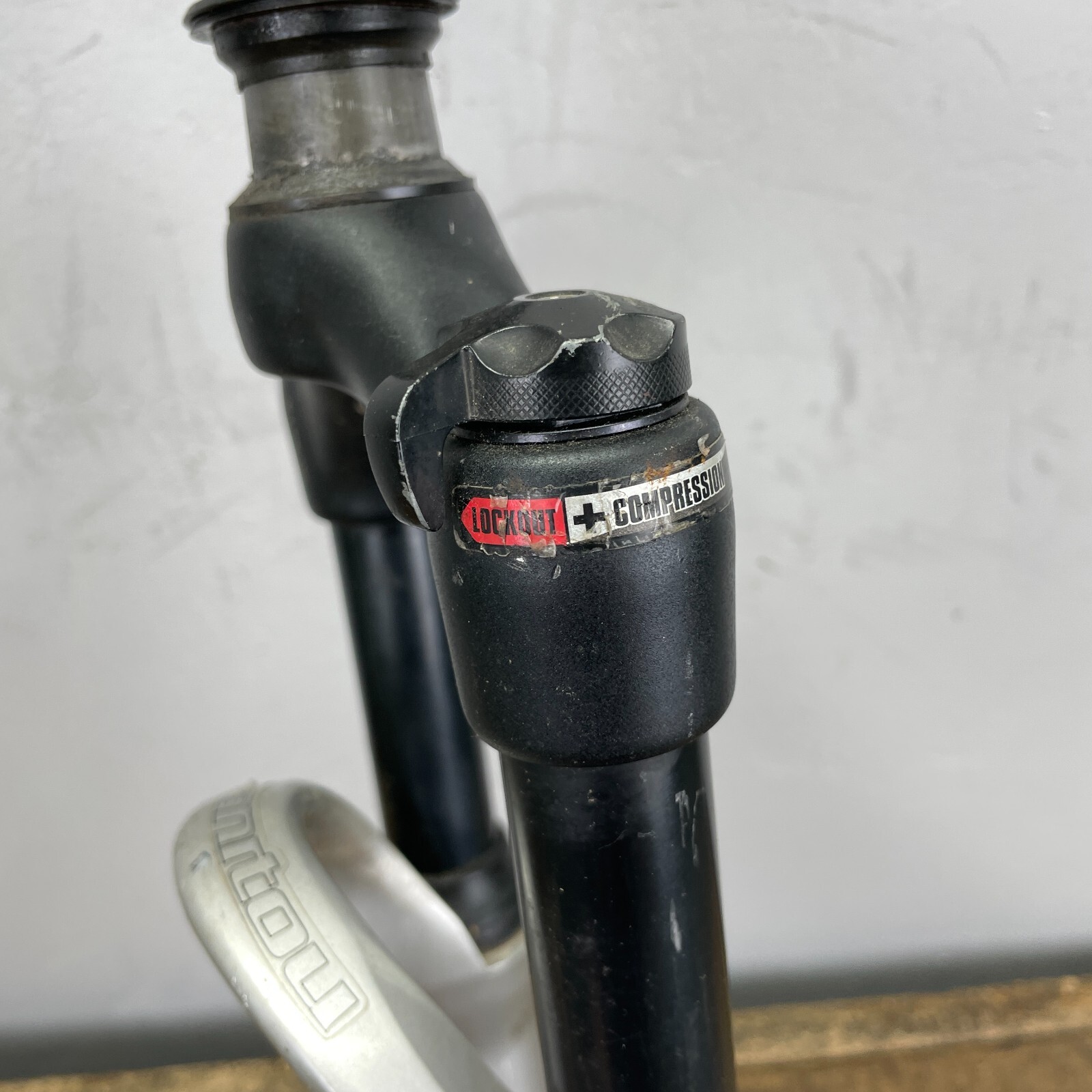 Manitou Axel Fork Elite Disc 80 100 1 1/8 Threadless 7.75 Steerer 26″ Lockout